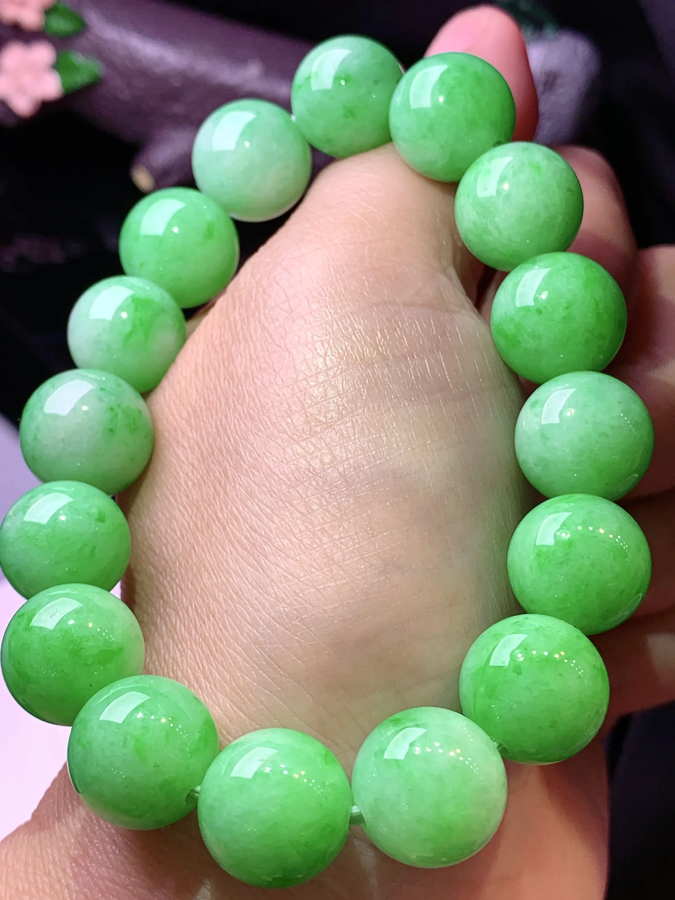 果绿圆珠手链 玉质细腻 水润亮眼 色泽艳丽 整体尺寸12.6