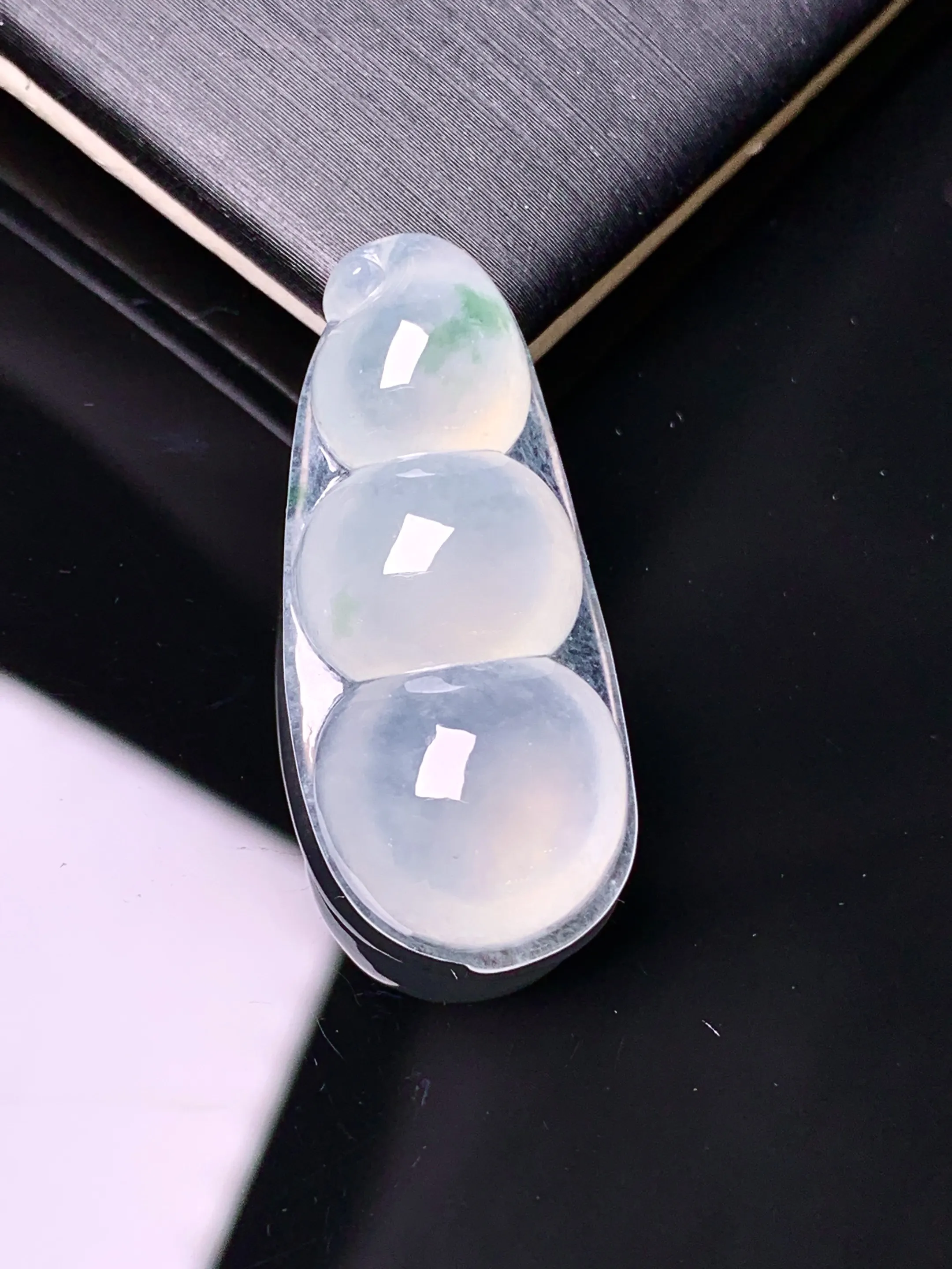 飘绿四季豆吊坠 玉质细腻 水润亮眼 色泽艳丽 整体尺寸32.5*14.2*6.8