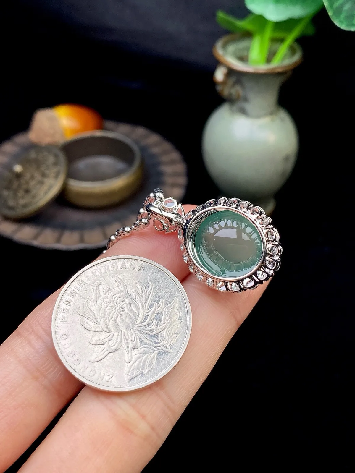 【冰种湖水绿蛋面吊坠】迷人湖水绿，形状非常饱满，冰润通透，种老起光，胶感强烈。质地细腻度均匀度很高，18K金钻精美镶嵌，裸石尺寸15.3*14.3*7毫米