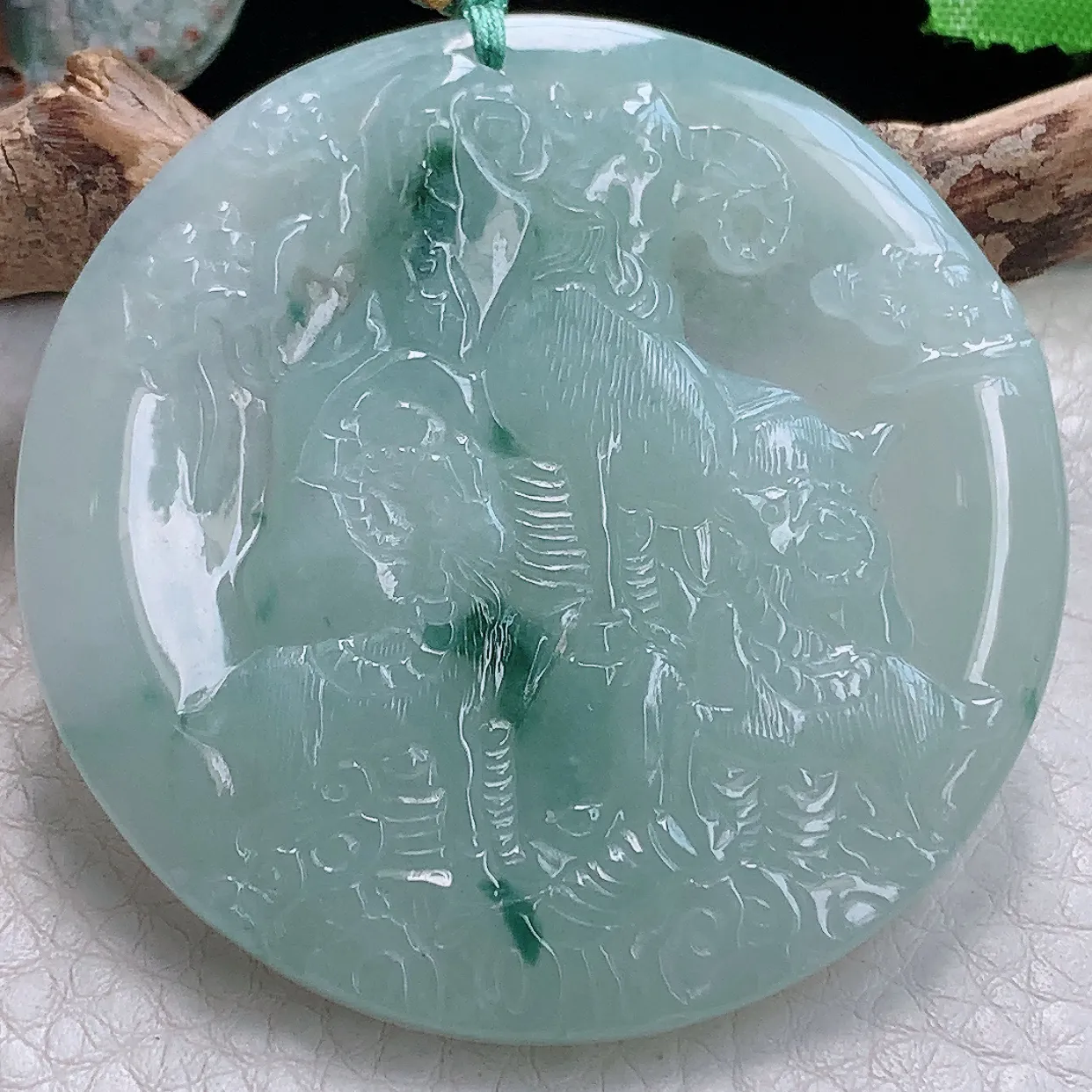 yn实拍54.2*5.8缅甸天然翡翠飘花生肖羊吊坠三羊开泰玉坠