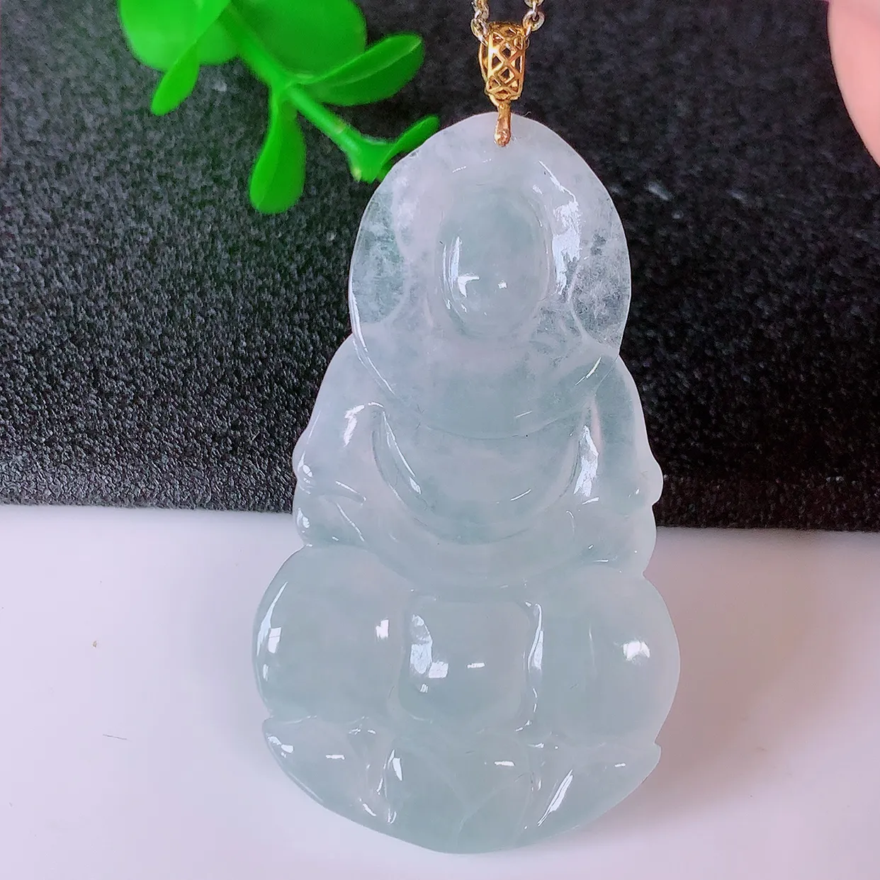 18K金镶嵌冰种翡翠观音菩萨吊坠，冰透赐福翡翠观音，观音面相端庄，品相佳，佩戴气质！#1.9