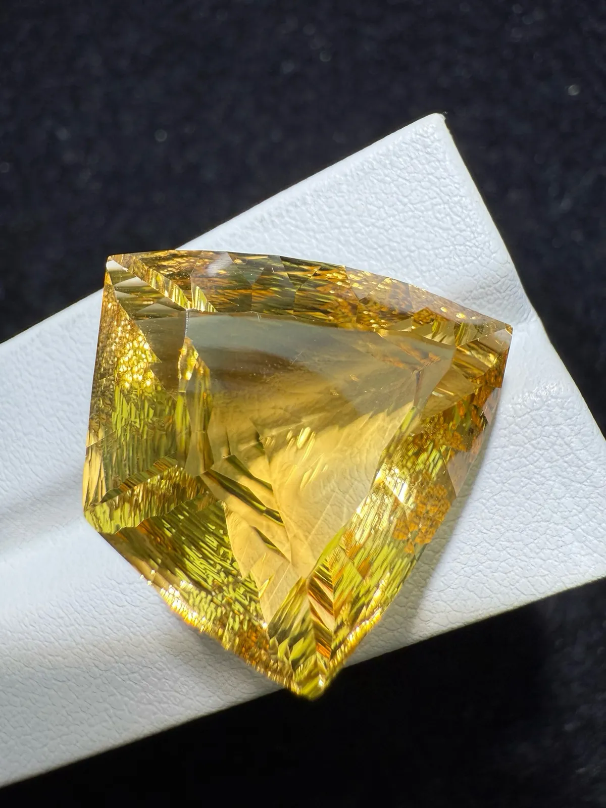【高端珠宝】天然极美黄水晶裸石
重量: 44.31ct  规格: 25.6*25.6*15.5毫米
精湛切工，满身火彩
台面大，实物更美，可以代镶嵌设计。