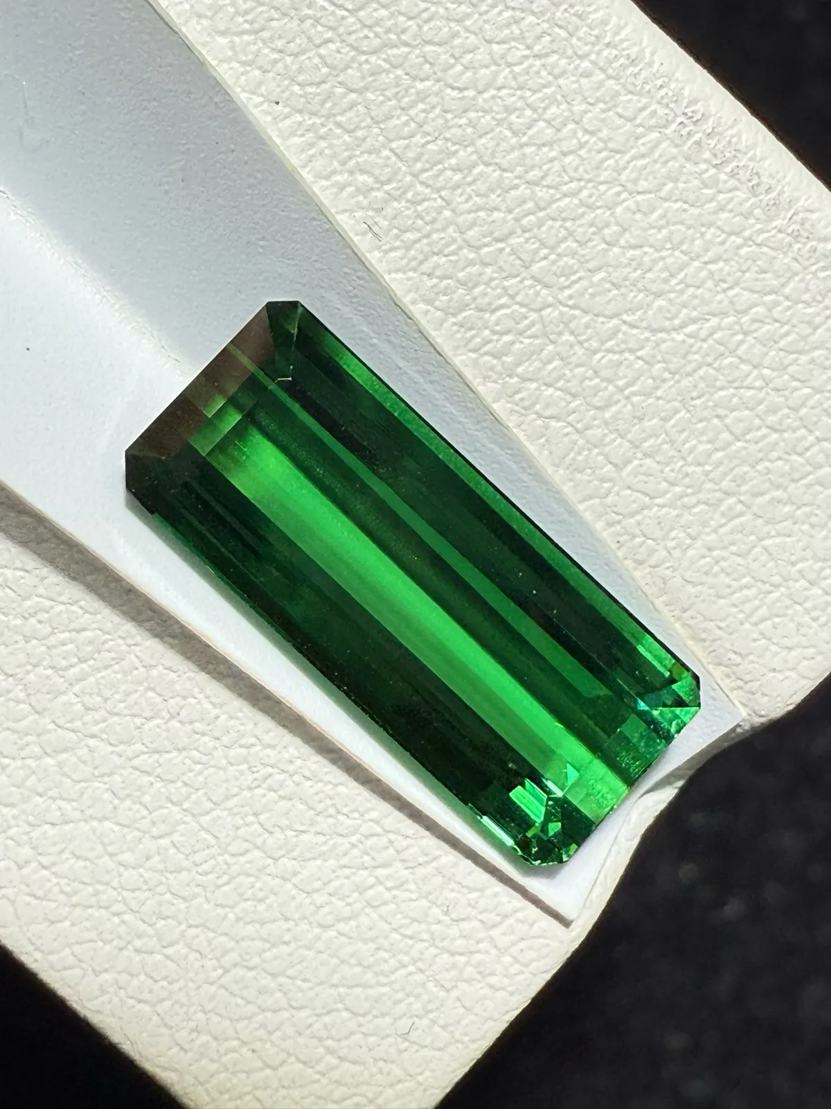 【高端珠宝】天然极美绿碧玺裸石
重量: 5.41ct  规格: 16.1*6.8*5毫米
精湛切工，满身火彩
台面大，实物更美，可以代镶嵌设计。