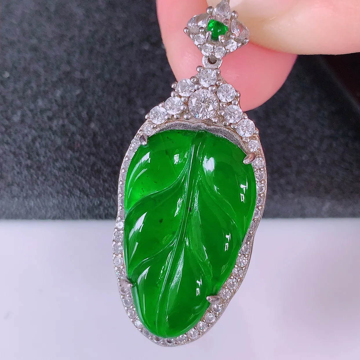 冰透满绿翡翠925银镶嵌叶子吊坠，自然光实拍，翠色灵动，颜色漂亮，种老水足，品相佳，佩戴佳品！#97