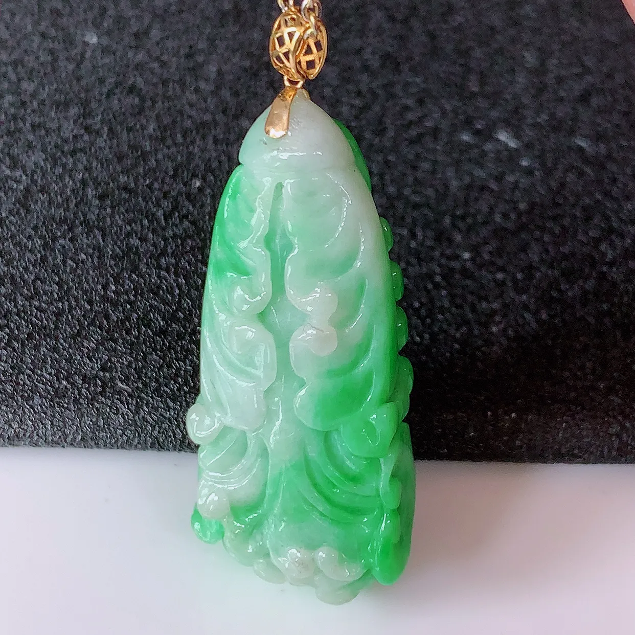18K金镶嵌辣绿翡翠招百财白菜吊坠，百财聚来，财源滚滚，色泽鲜艳，精工水润的白菜，性价比高！#1.9整体40裸石35*15.5*9.5