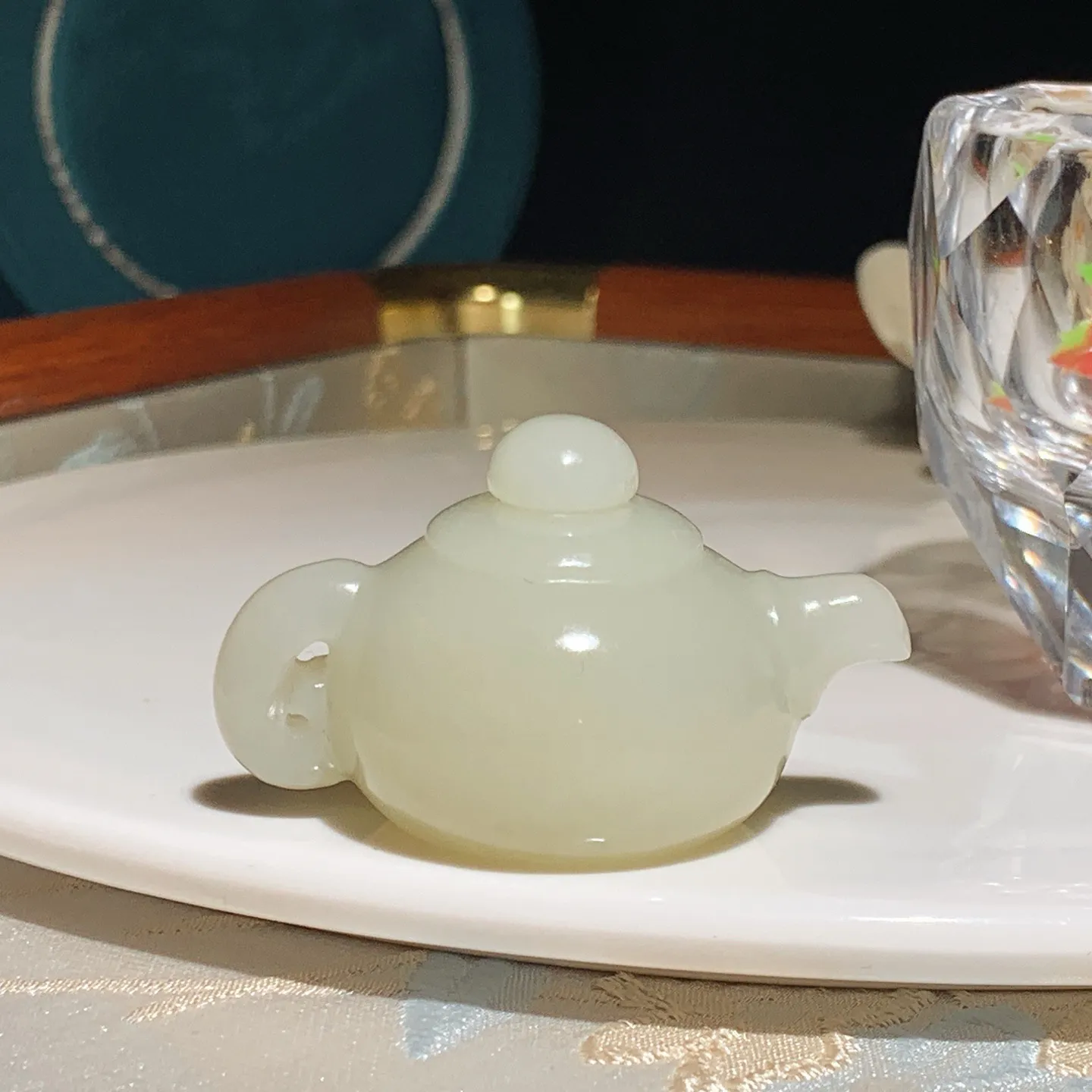 新疆和田玉白玉把把壶。尺寸50/33/29重48克。玉质细腻油润。手推出油。佩戴高端典雅。lt251210