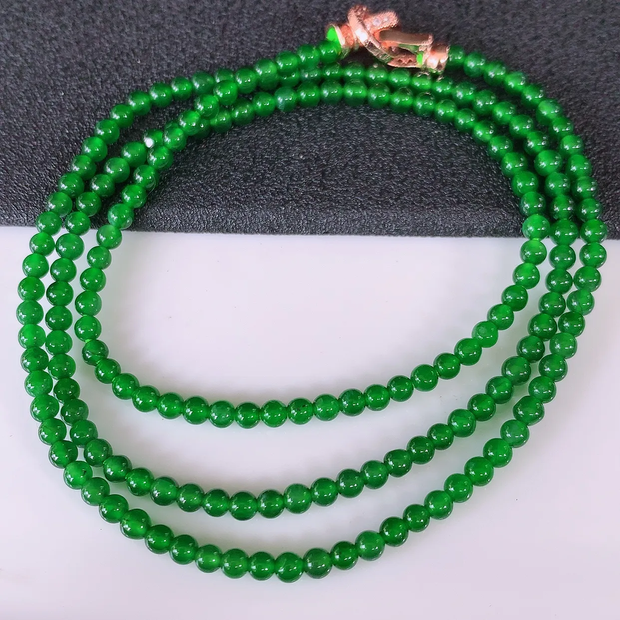 自然光实拍，冰种满绿翡翠圆珠项链  翡翠珠链 （装饰扣）玉质细腻  冰清玉润  颜色漂亮  #001.1取一尺寸3.5mm