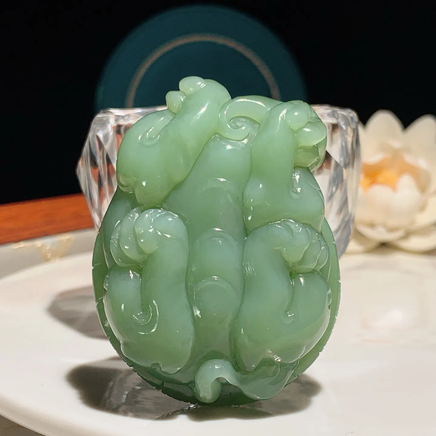 和田玉阳绿猫眼俄罗斯碧玉富贵长寿龙龟把件。猫眼龙龟把件。尺寸57/45/25重106克。玉质细腻油润。手推出油。佩戴高端典雅。lt251209