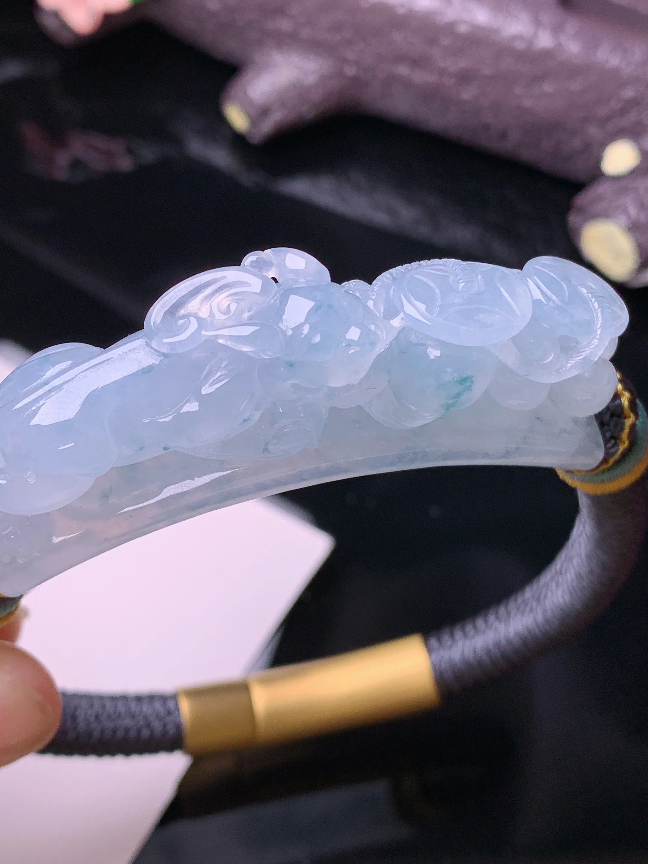 飘绿貔貅手牌 玉质细腻 水润亮眼 色泽艳丽 整体尺寸51.8*12.3*15.8