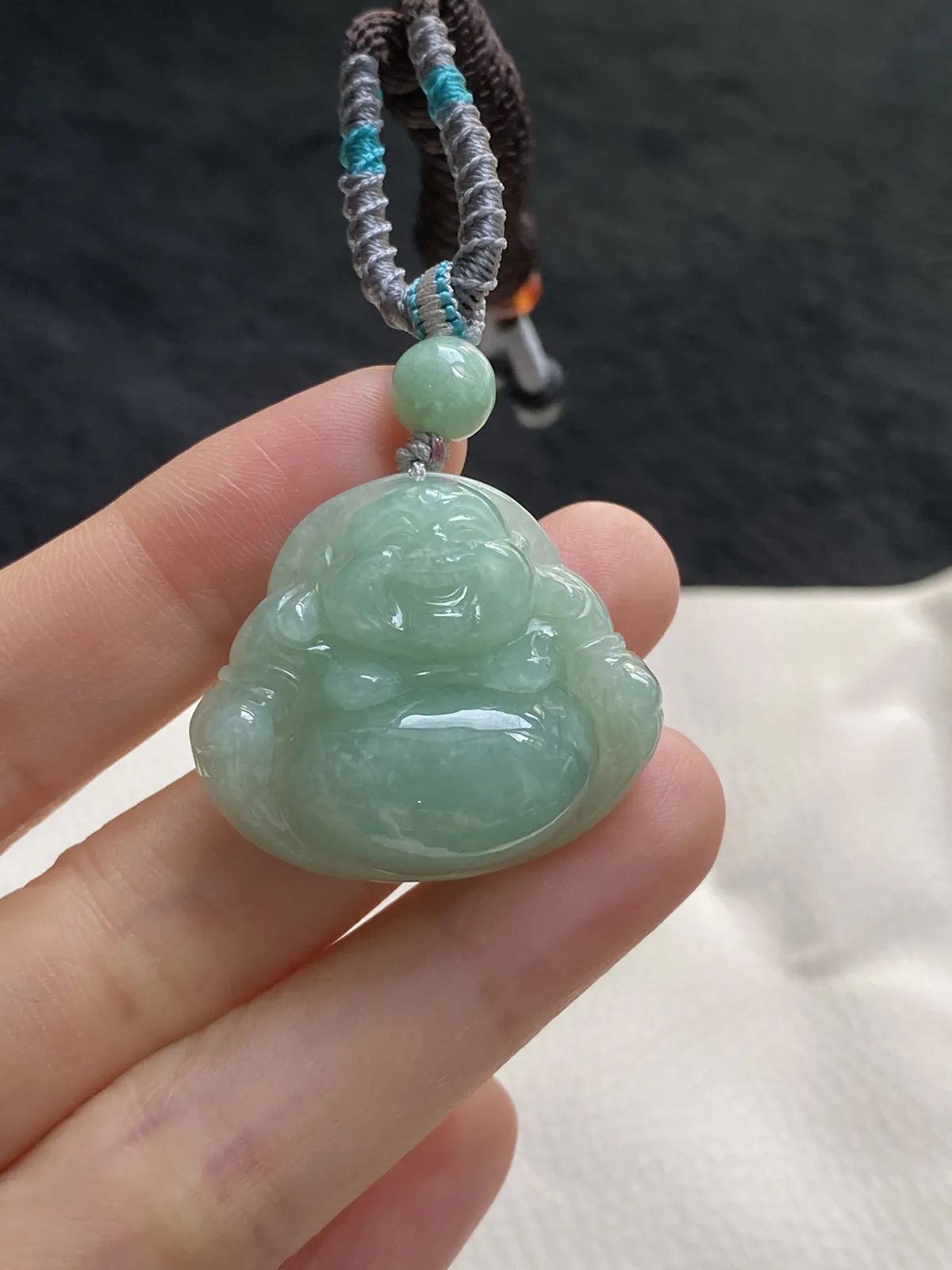 翡翠糯化种浅绿色吊坠，配珠未测