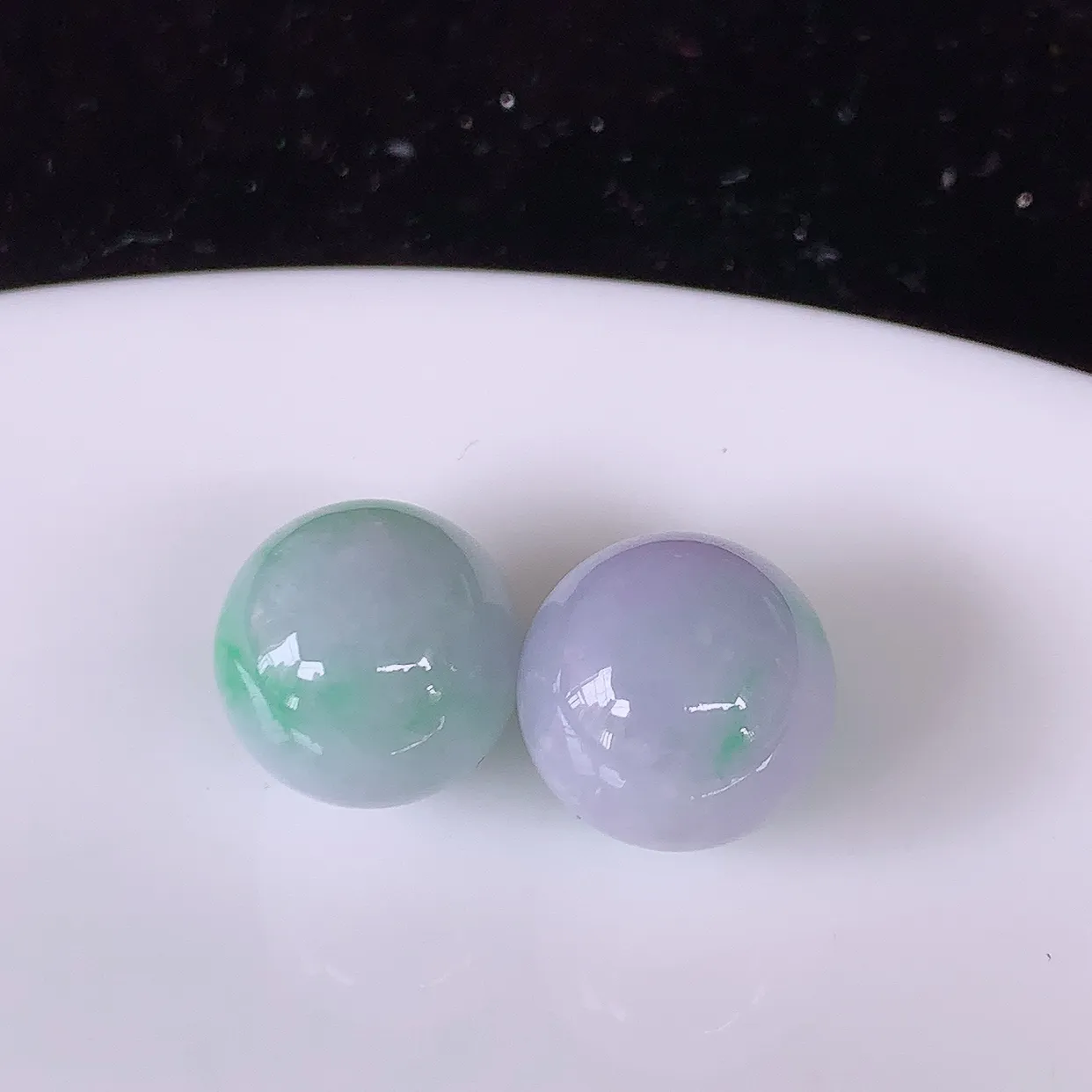 自然光实拍，冰飘绿翡翠一对圆珠、春带彩转运珠吊坠，寓意“时来运转，财源滚滚” 寓意佳，荧光灼灼，转运珠佩戴时尚优雅！#05.9尺寸11