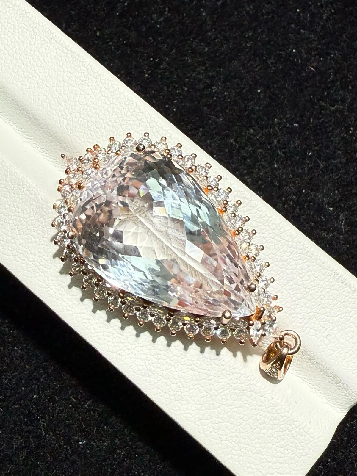 【高端珠宝】天然极美紫锂辉吊坠
s925银镶嵌 规格: 46.3*24*12.8毫米
精湛切工，满身火彩
台面大，实物更美。