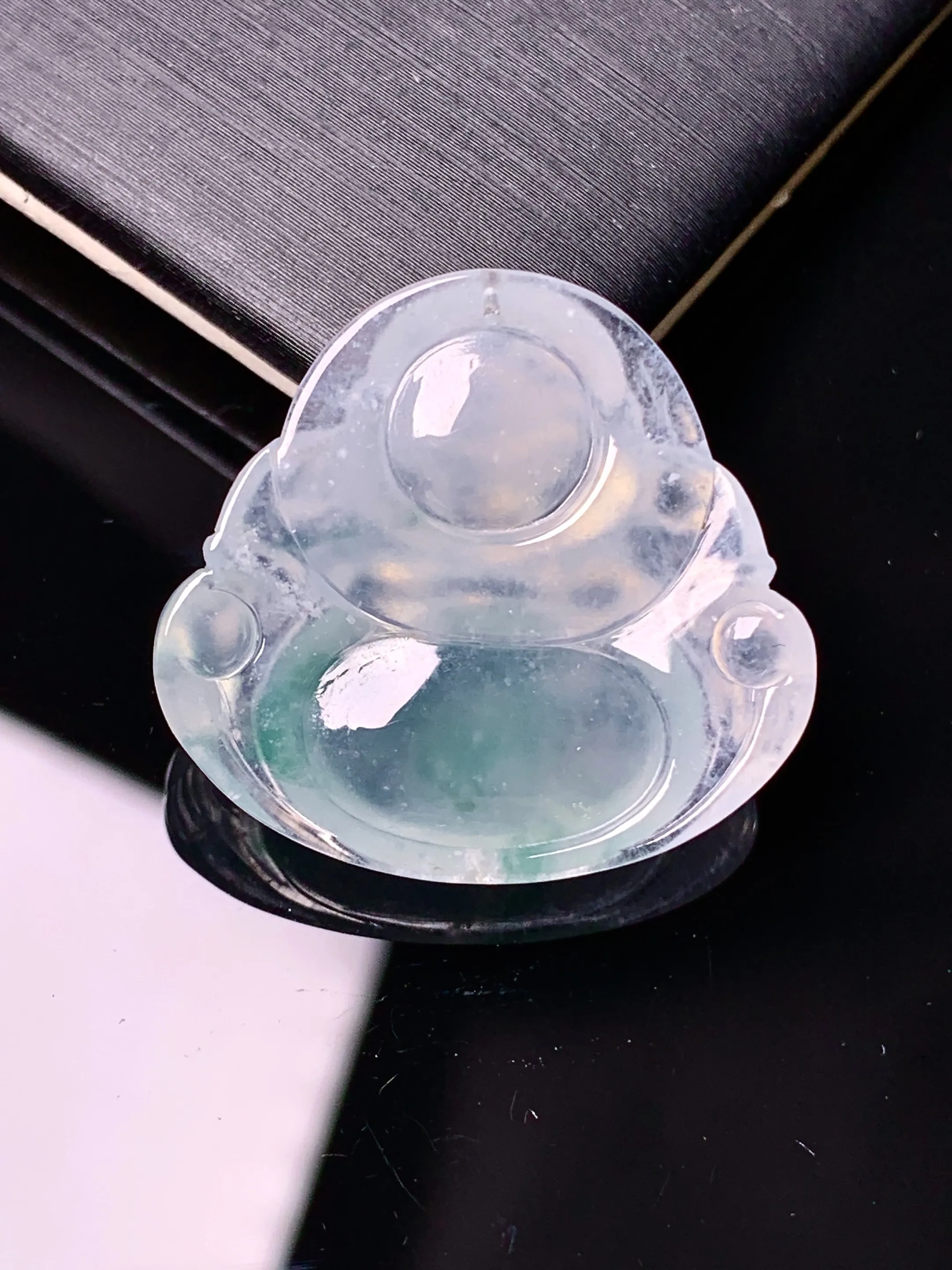 冰种佛公吊坠 玉质细腻 水润亮眼 色泽艳丽 整体尺寸24.3*26.5*6