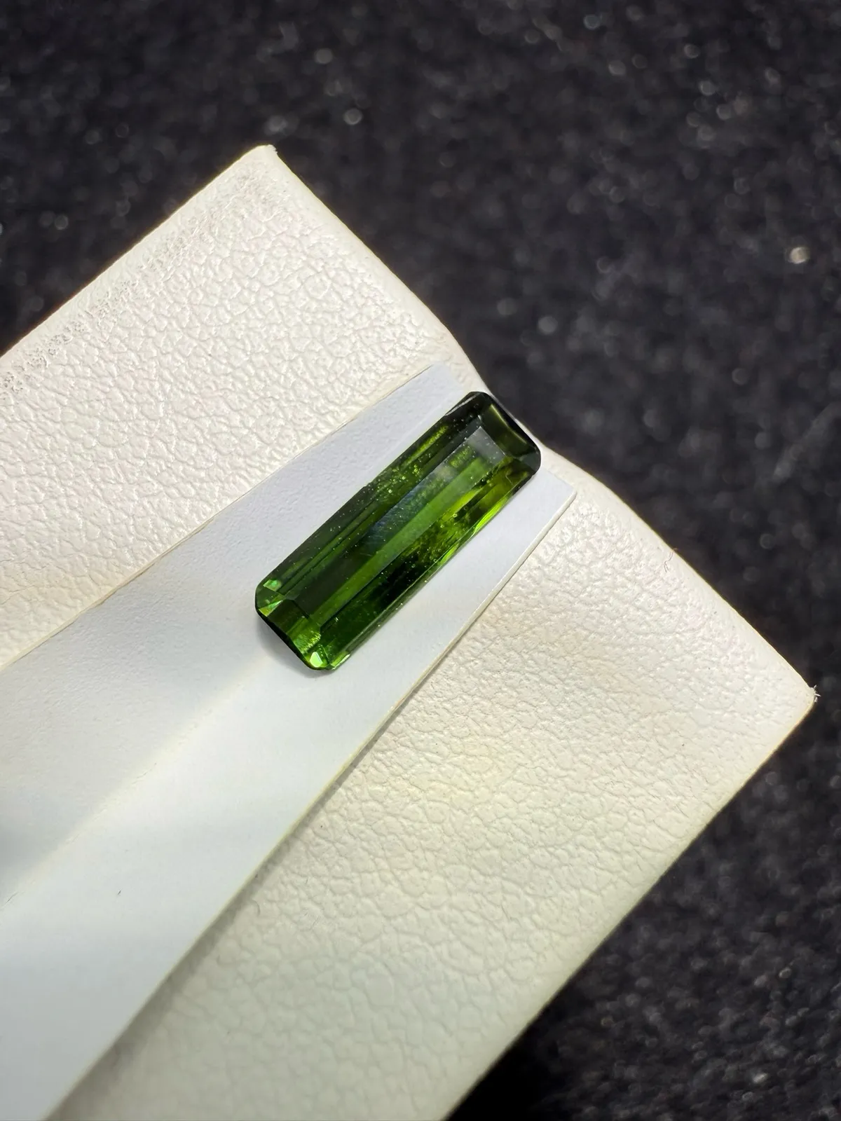 【高端珠宝】天然极美绿碧玺裸石
重量: 1.345ct  规格: 11.9*4.2*2.8毫米
精湛