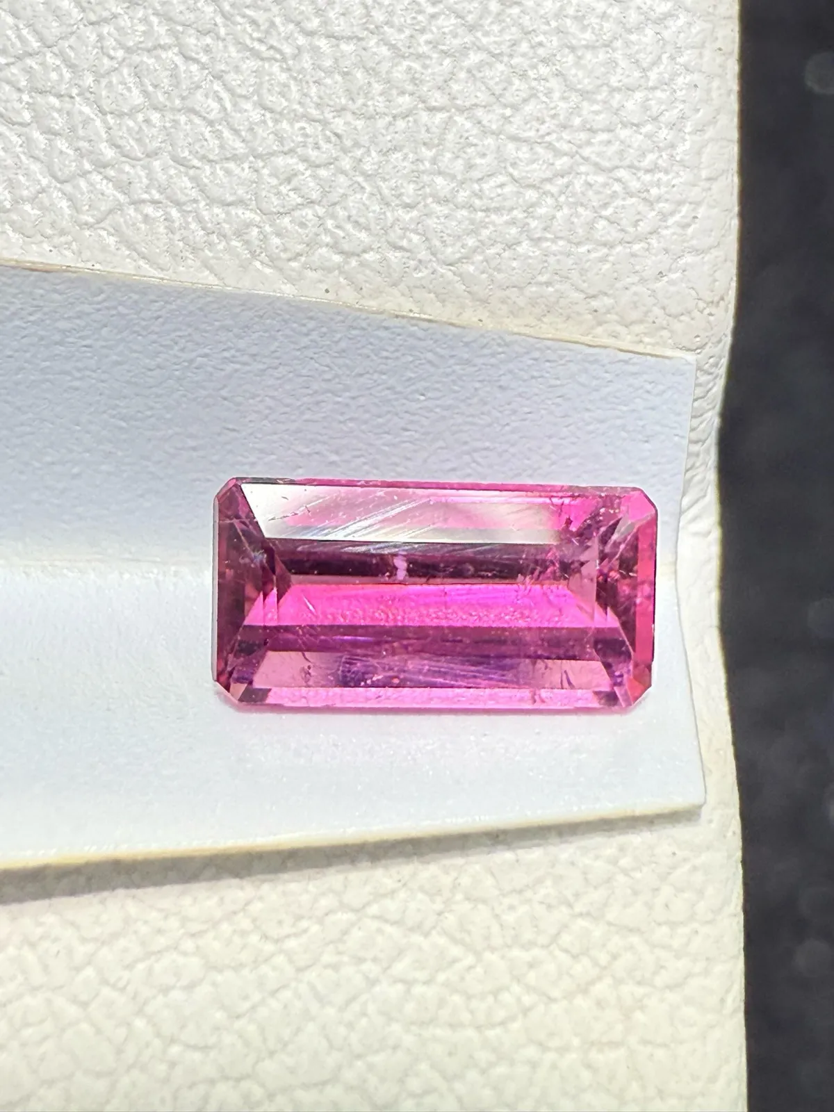 【高端珠宝】天然极美红碧玺裸石
重量: 0.665ct  规格: 7.5*3.7*2.6毫米
精湛切工，满身火彩
台面大，实物更美，可以代镶嵌设计。