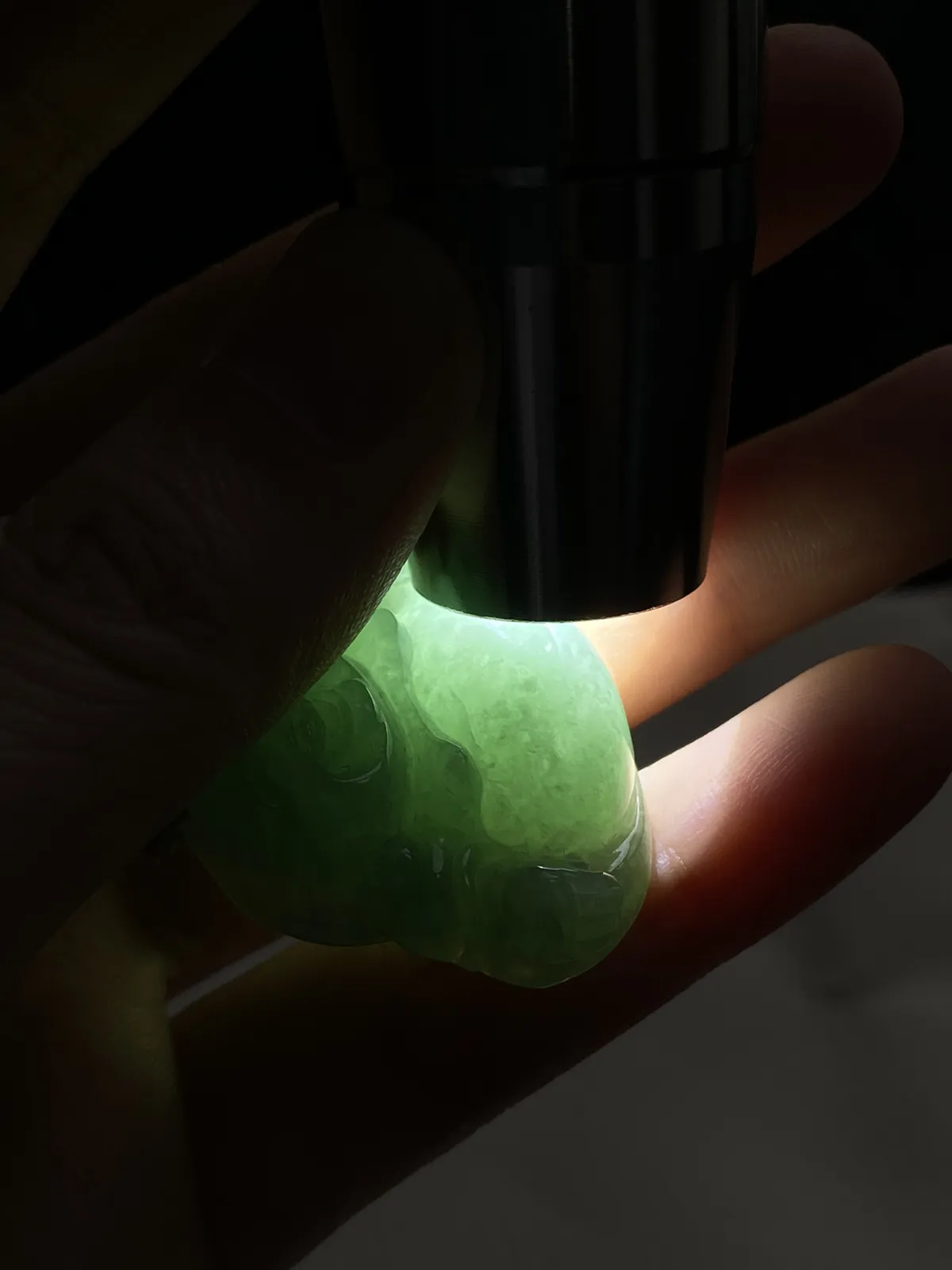 翡翠糯化种浅绿色吊坠，配珠未测