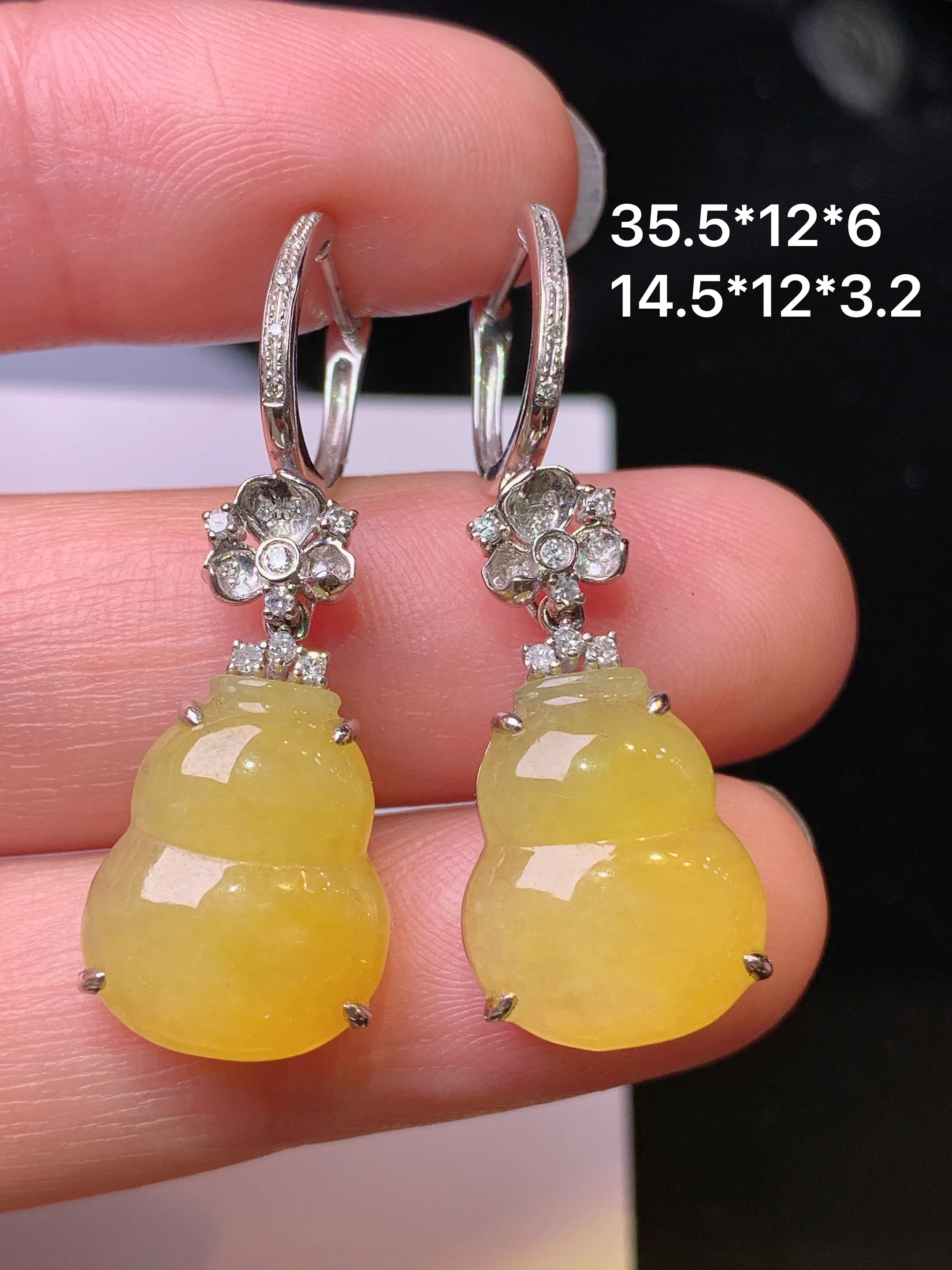 18k金钻镶嵌黄翡葫芦耳坠 玉质细腻 水润亮眼 色泽艳丽 整体尺寸35.5*12*6