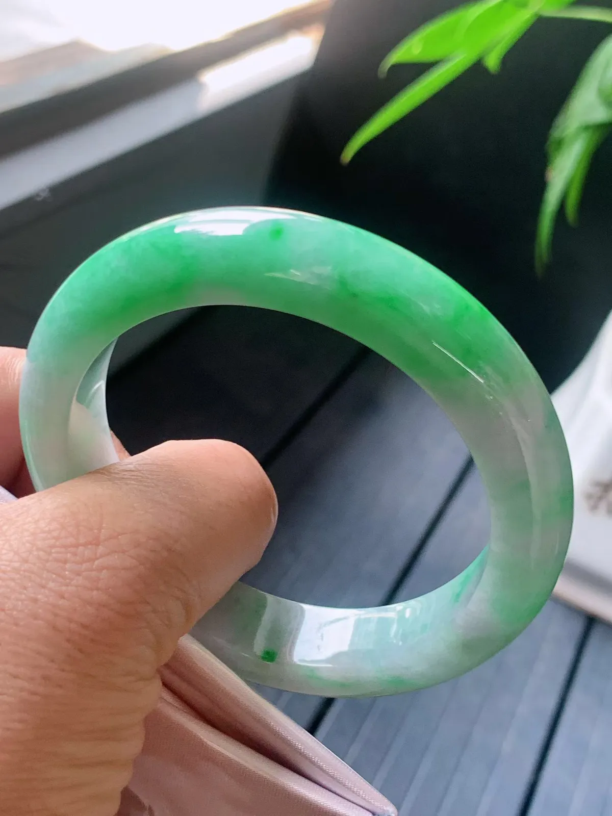 【翡翠名称】老种飘阳绿56.6正圈口翡翠手镯
【翡翠尺寸】56.6/12.9/9.3mm适合55.5-58正圈口佩戴
【翡翠描述】缅甸天然翡翠A货，种老水足，玉质细腻，色泽靓丽，性价比高，佩戴效果好！