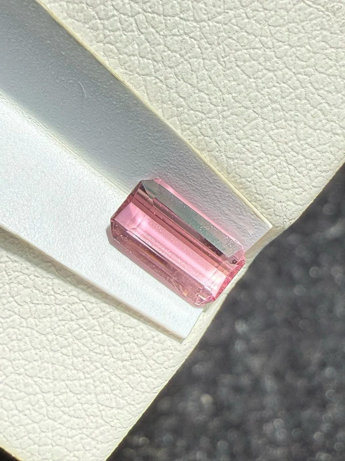 【高端珠宝】天然极美红碧玺裸石
重量: 0.685ct  规格: 7*3.9*2.6毫米
精湛切工，满身火彩
台面大，实物更美，可以代镶嵌设计。