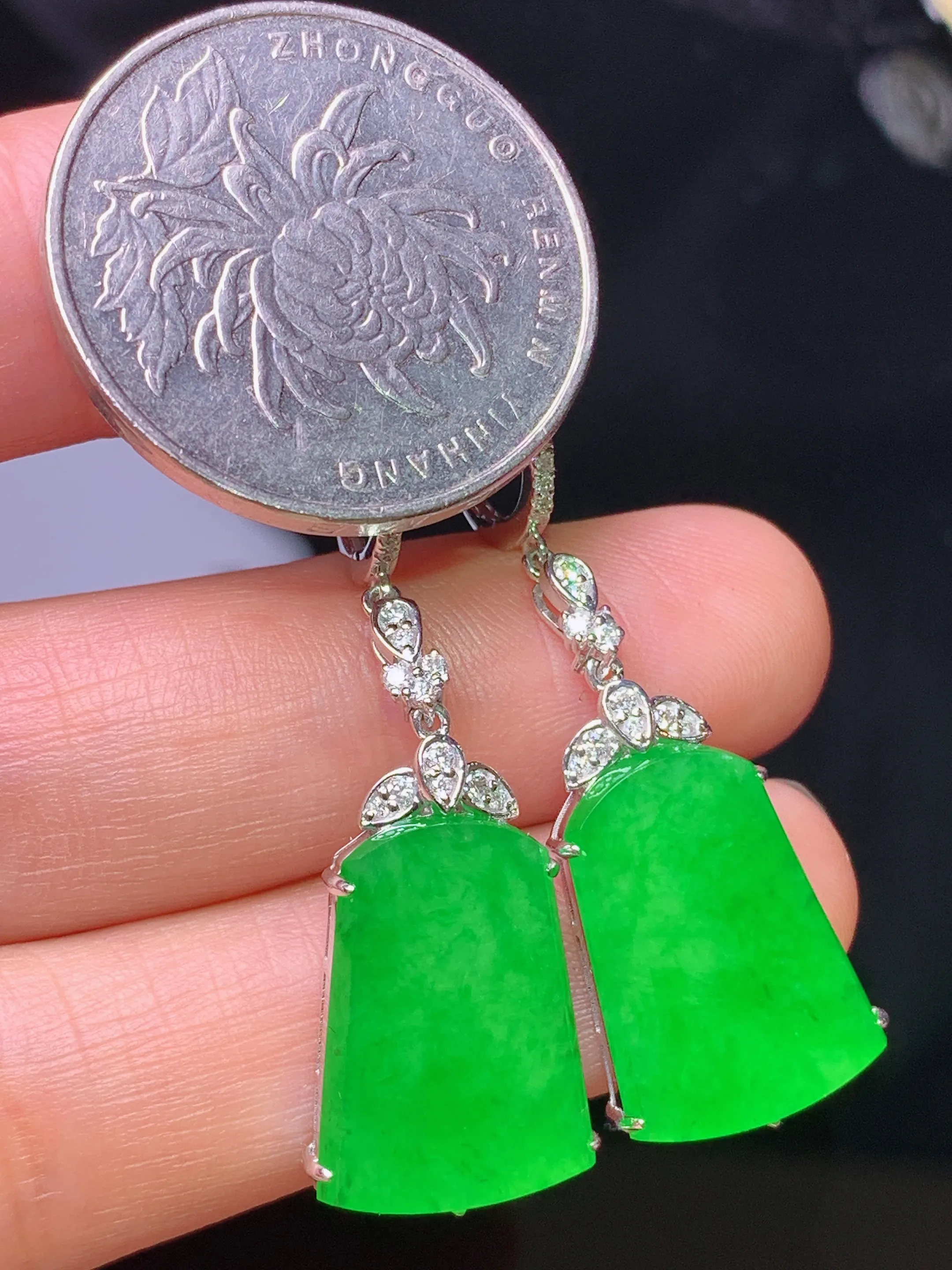 18k金钻镶嵌满绿无事牌耳坠 玉质细腻 水润亮眼 色泽艳丽 整体尺寸41*12.8*4.2
