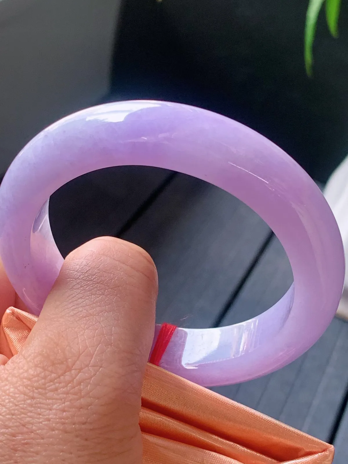 【翡翠名称】老种冰紫罗兰53.4正圈口翡翠手镯
【翡翠尺寸】53.4/13/8.7mm适合52.3-54.6正圈口佩戴
【翡翠描述】缅甸天然翡翠A货，种老水足，玉质细腻，色泽靓丽，性价比高，佩戴效果好！