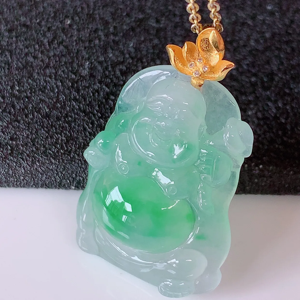 18K金镶嵌冰种飘绿翡翠逍遥布袋佛吊坠， 代代有钱，水足丰盈，盈满欢喜，配戴送礼佳品！#1.9整体32.5裸石26*18.8*5.8