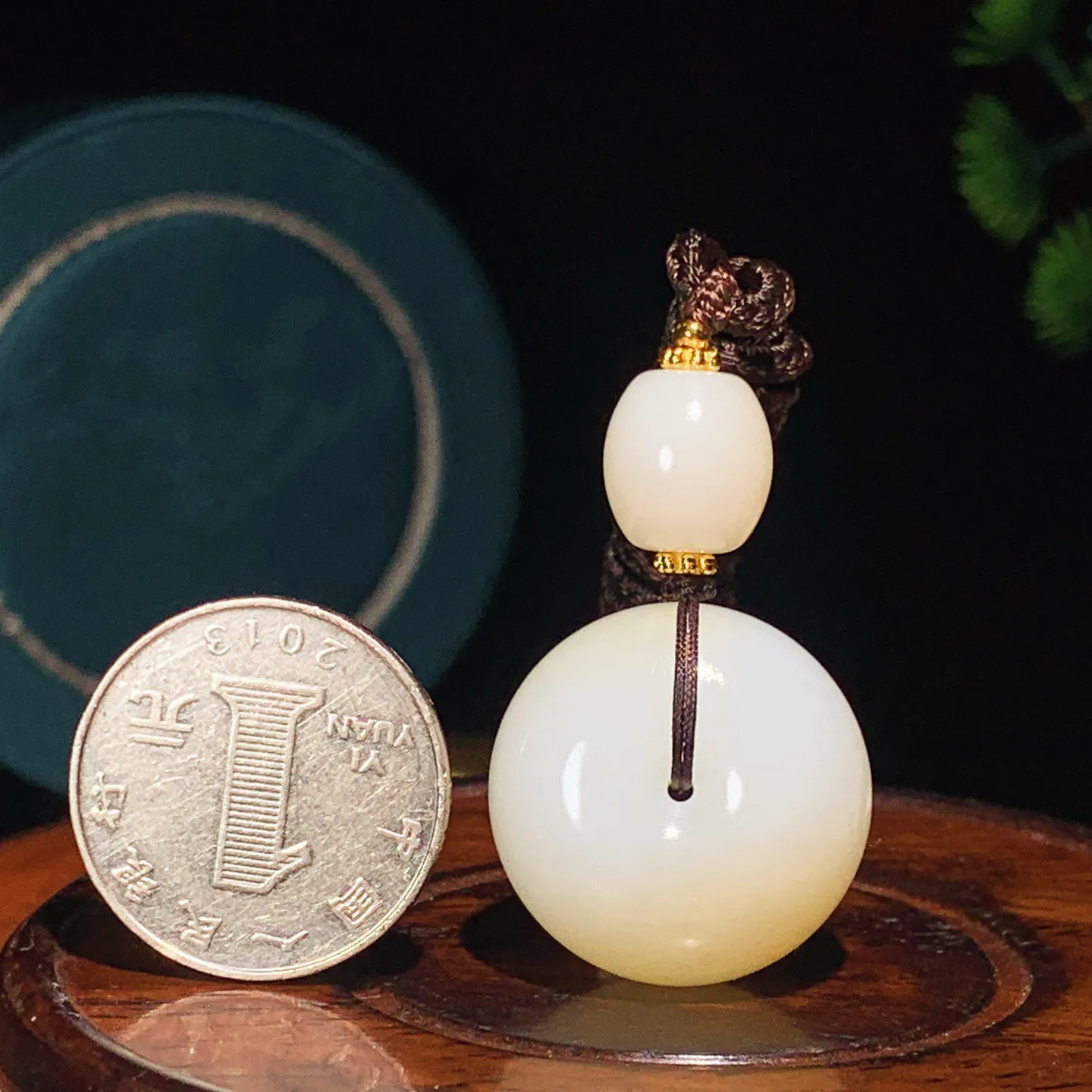 新疆和田玉糖料平安扣挂件。尺寸25/16重20克。玉质细腻油润。手推出油。佩戴高端典雅。lt251210