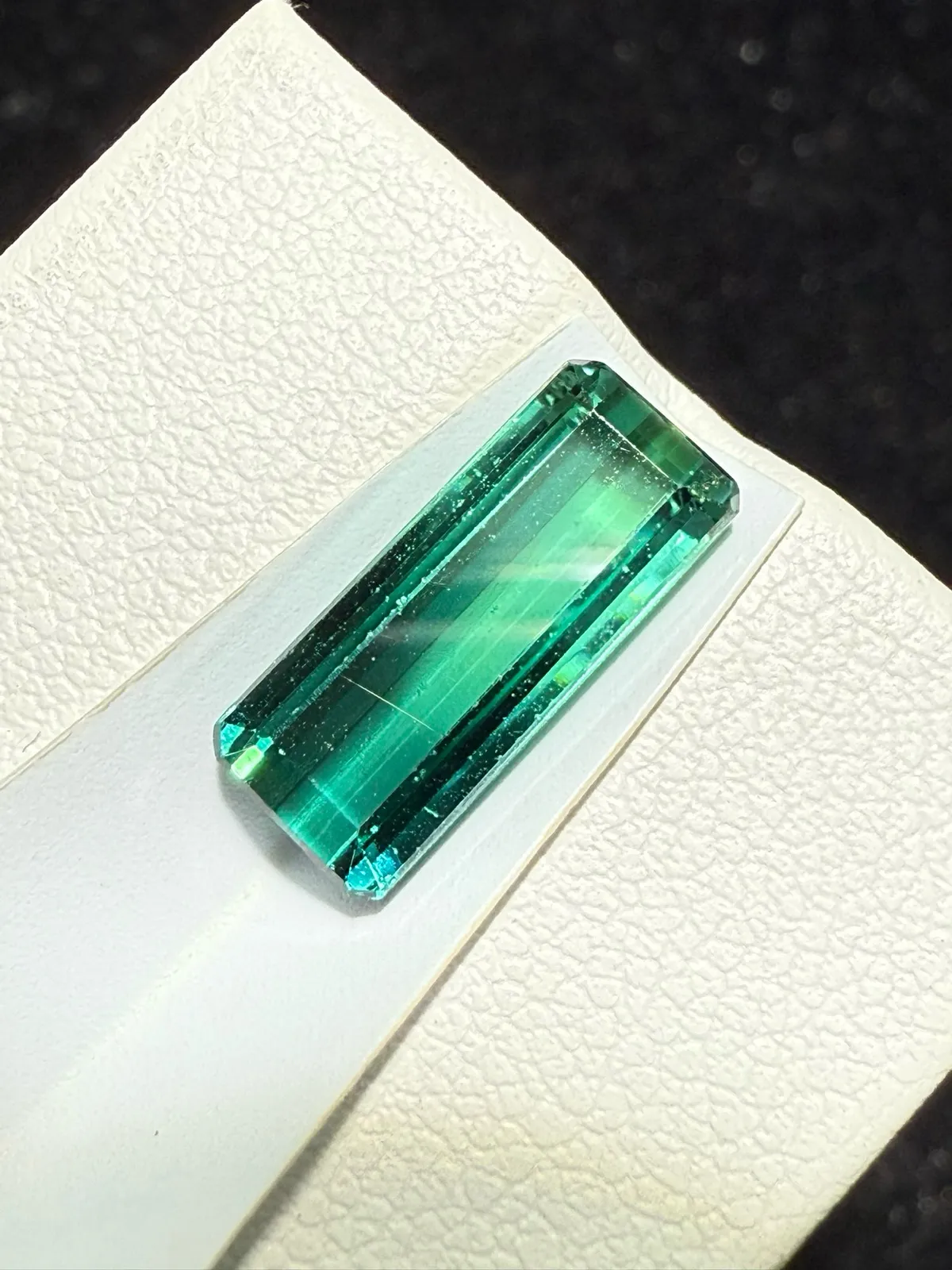 【高端珠宝】天然极美蓝碧玺裸石
重量: 3.595ct  规格: 13.4*5.7*4.3毫米
精湛