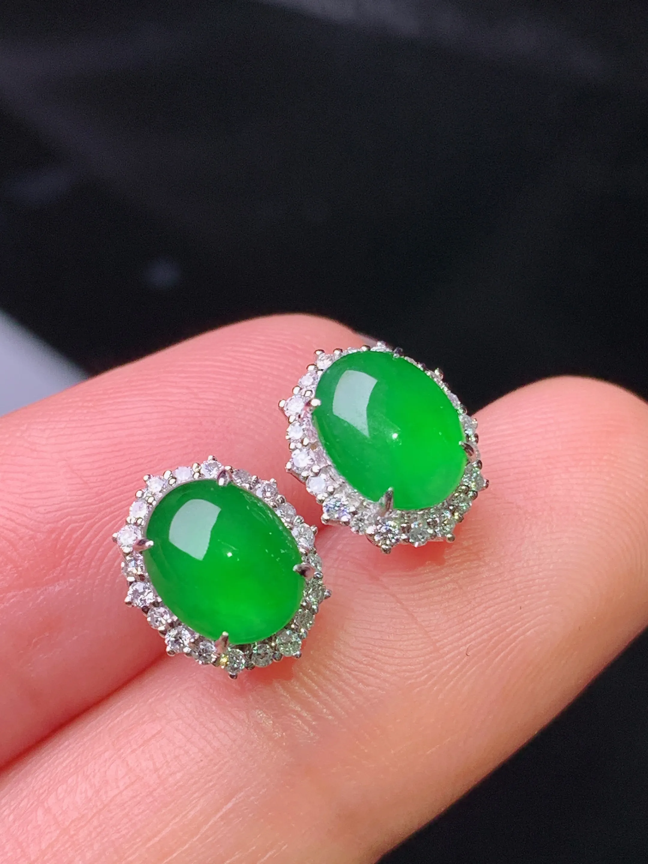 18k金钻镶嵌满绿蛋面耳钉 玉质细腻 水润亮眼 色泽艳丽 整体尺寸10.5*8.5*6.5