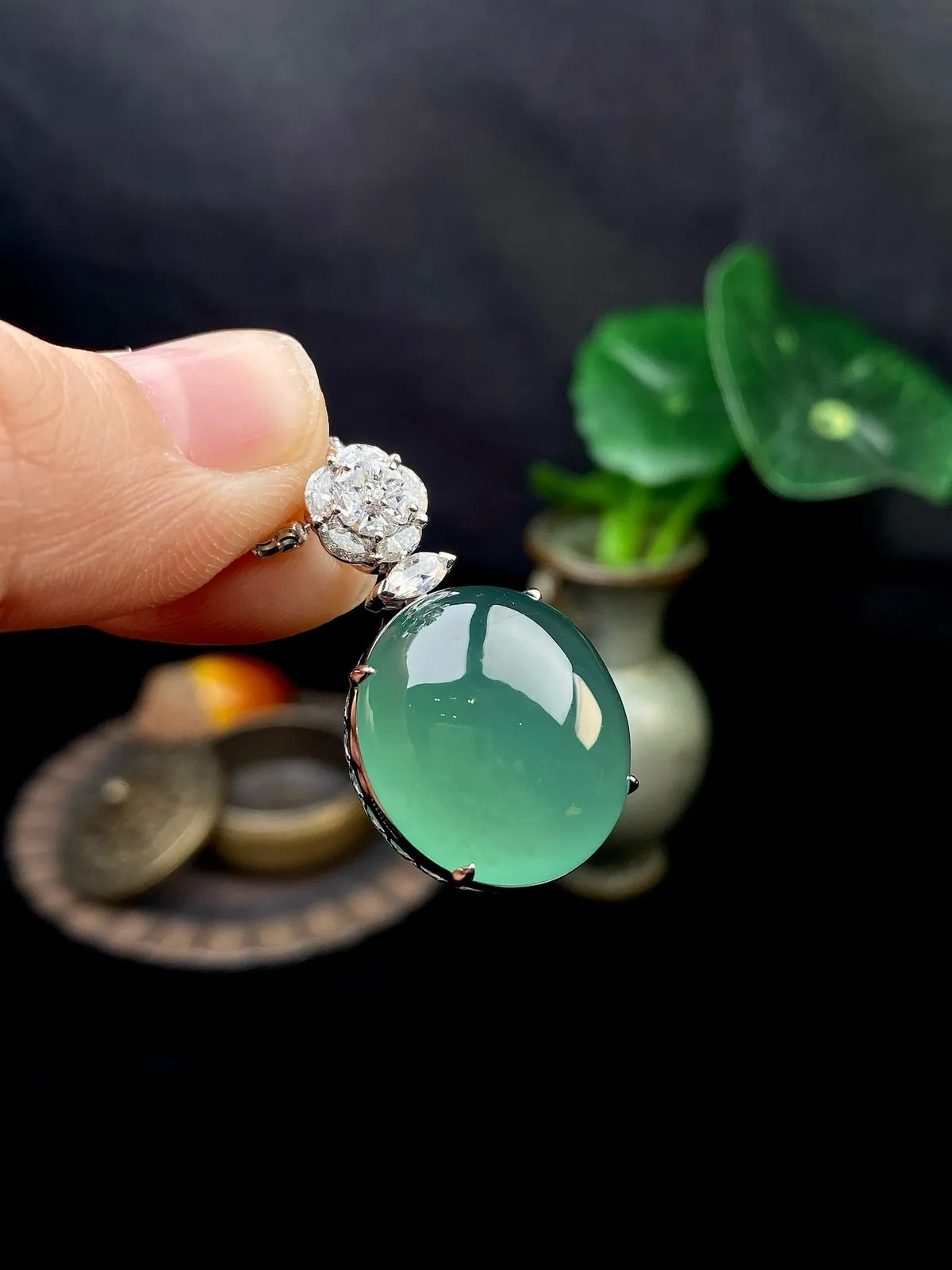 【冰种湖水绿蛋面吊坠】迷人湖水绿，形状非常饱满，冰润通透，种老起光，胶感强烈。质地细腻度均匀度很高，