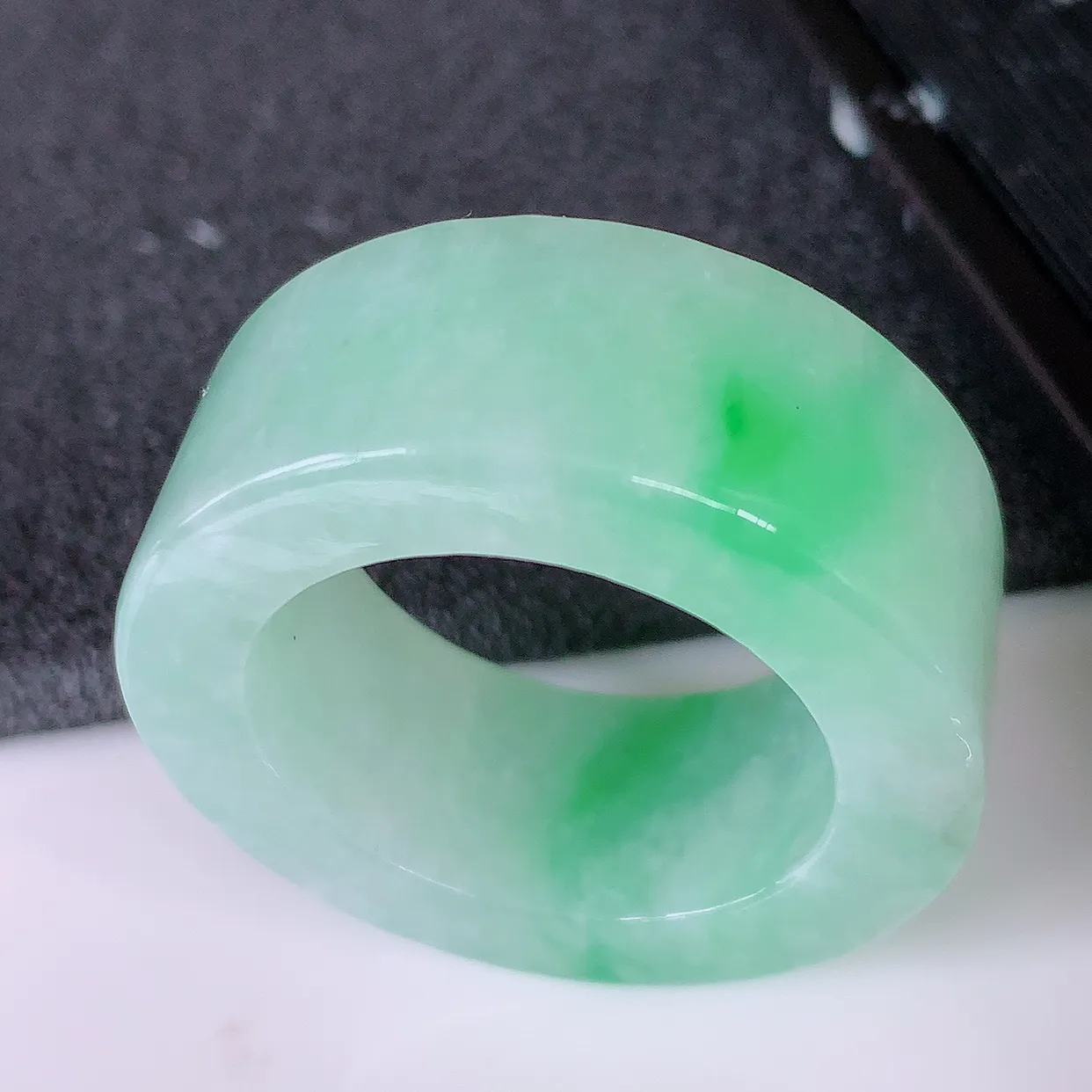 自然光实拍，22.2mm内径冰飘绿翡翠扳指，冰润指环，玉扳指，戒指，财源滚滚，玉质细腻起胶， 28圈口，种水好！#05.9尺寸22.2*12*5.2