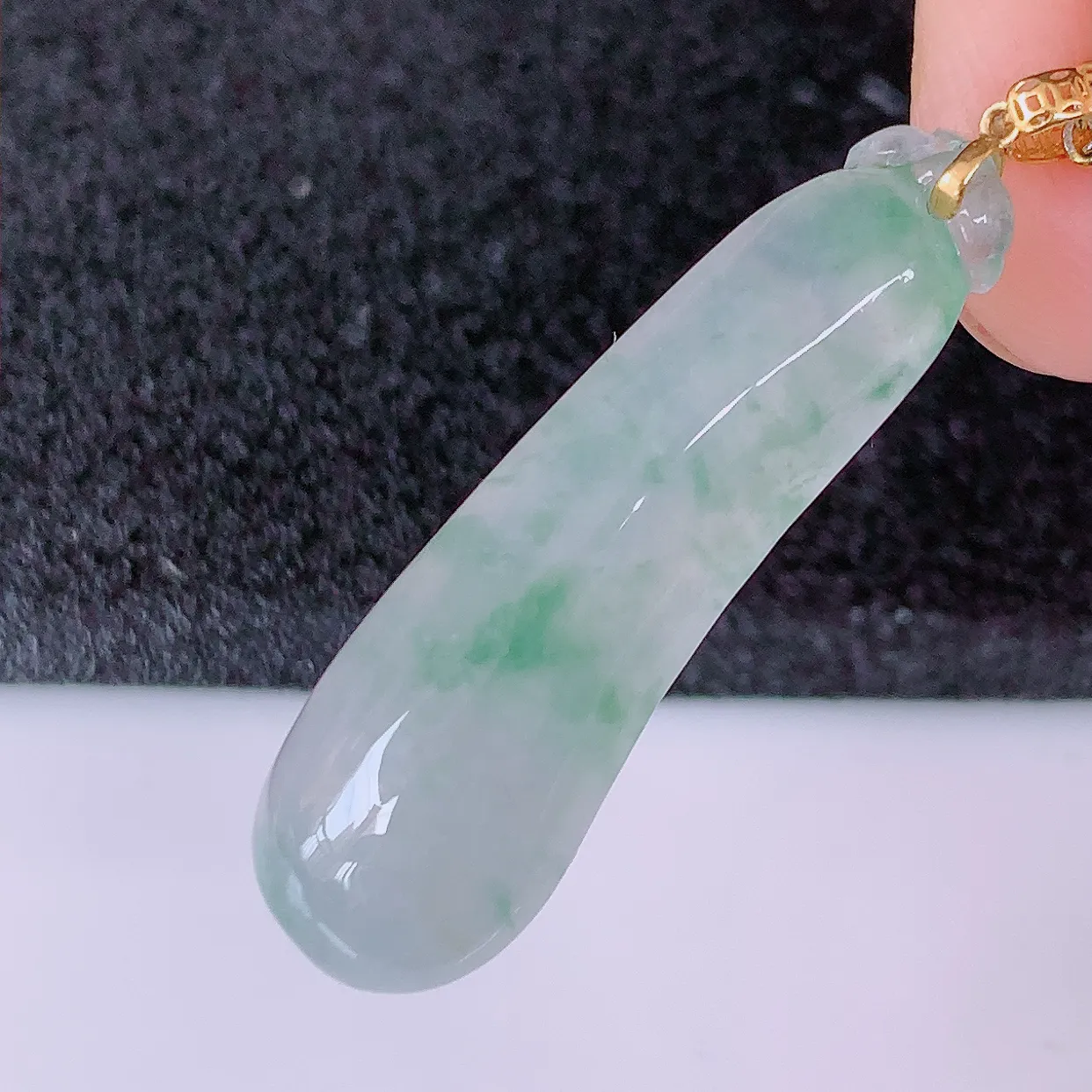 18K金镶嵌冰种飘花翡翠招财福瓜吊坠，精美饱满福瓜，种水足，形态圆润饱满，福相十足 ！#1.9