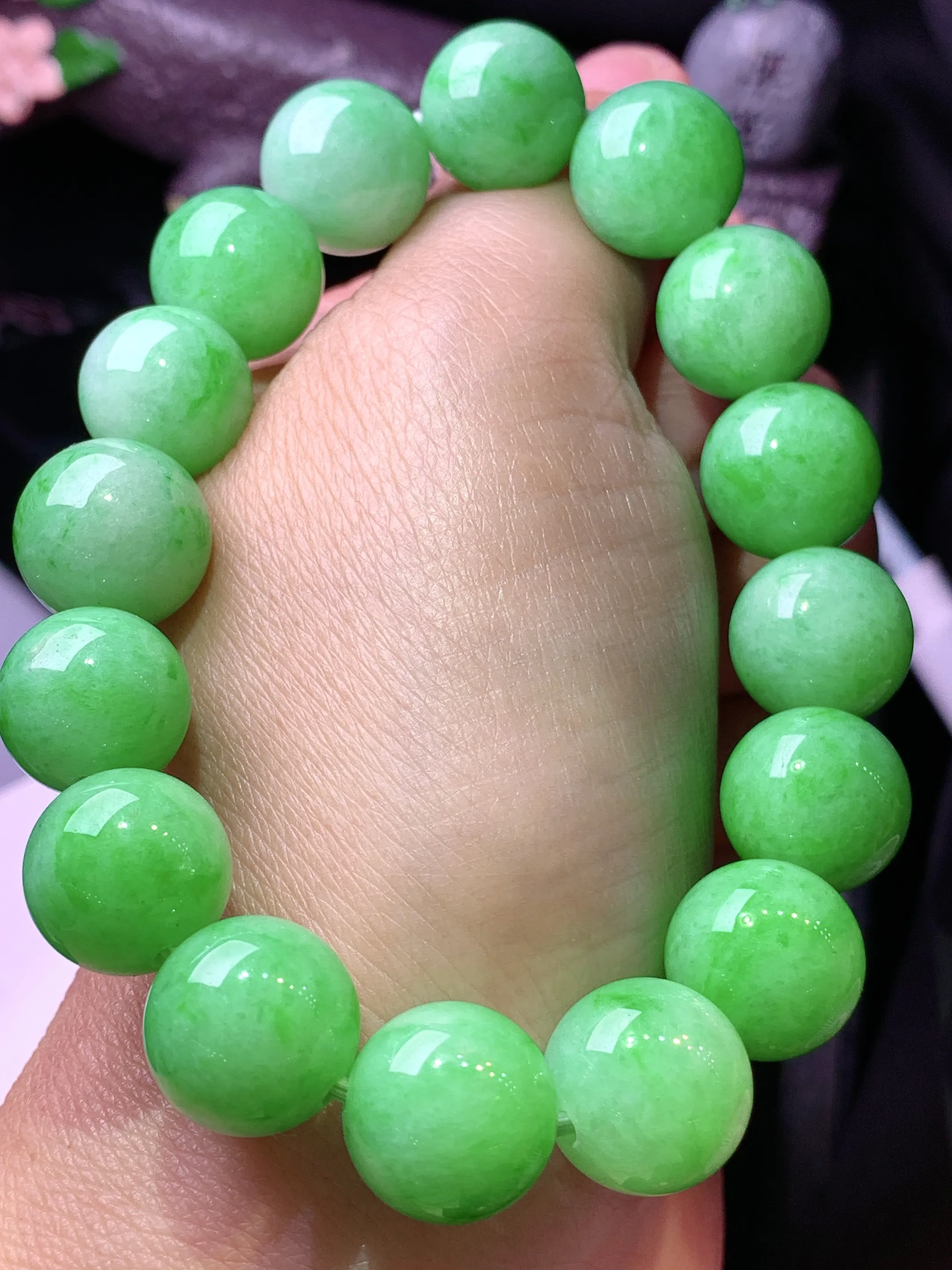 果绿圆珠手链 玉质细腻 水润亮眼 色泽艳丽 整体尺寸12.6