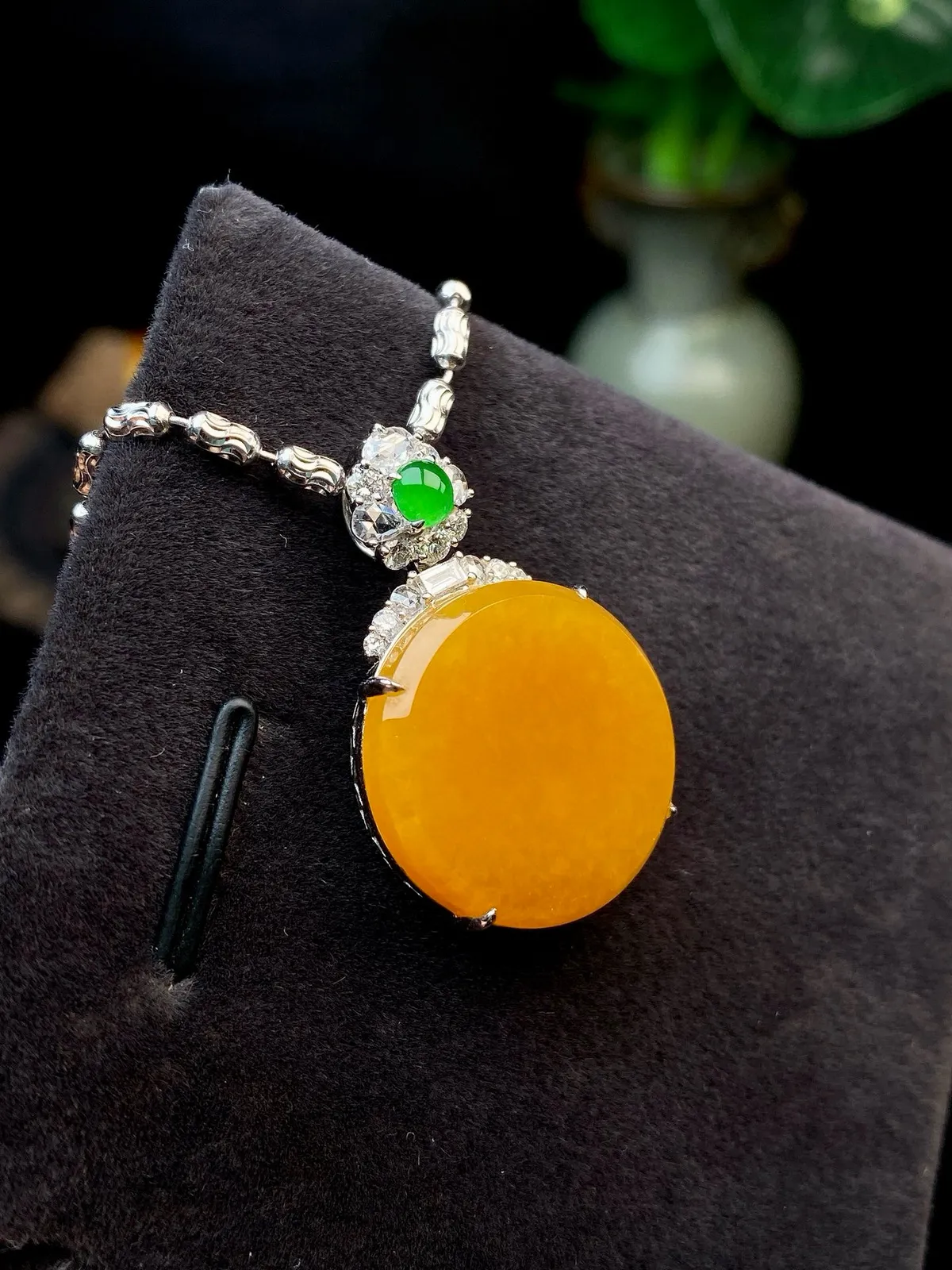 【冰种黄翡圆无事牌吊坠】质地细腻，冰润通透，晶莹闪亮。收藏品质，18k金钻镶嵌，裸石尺寸18*3.5