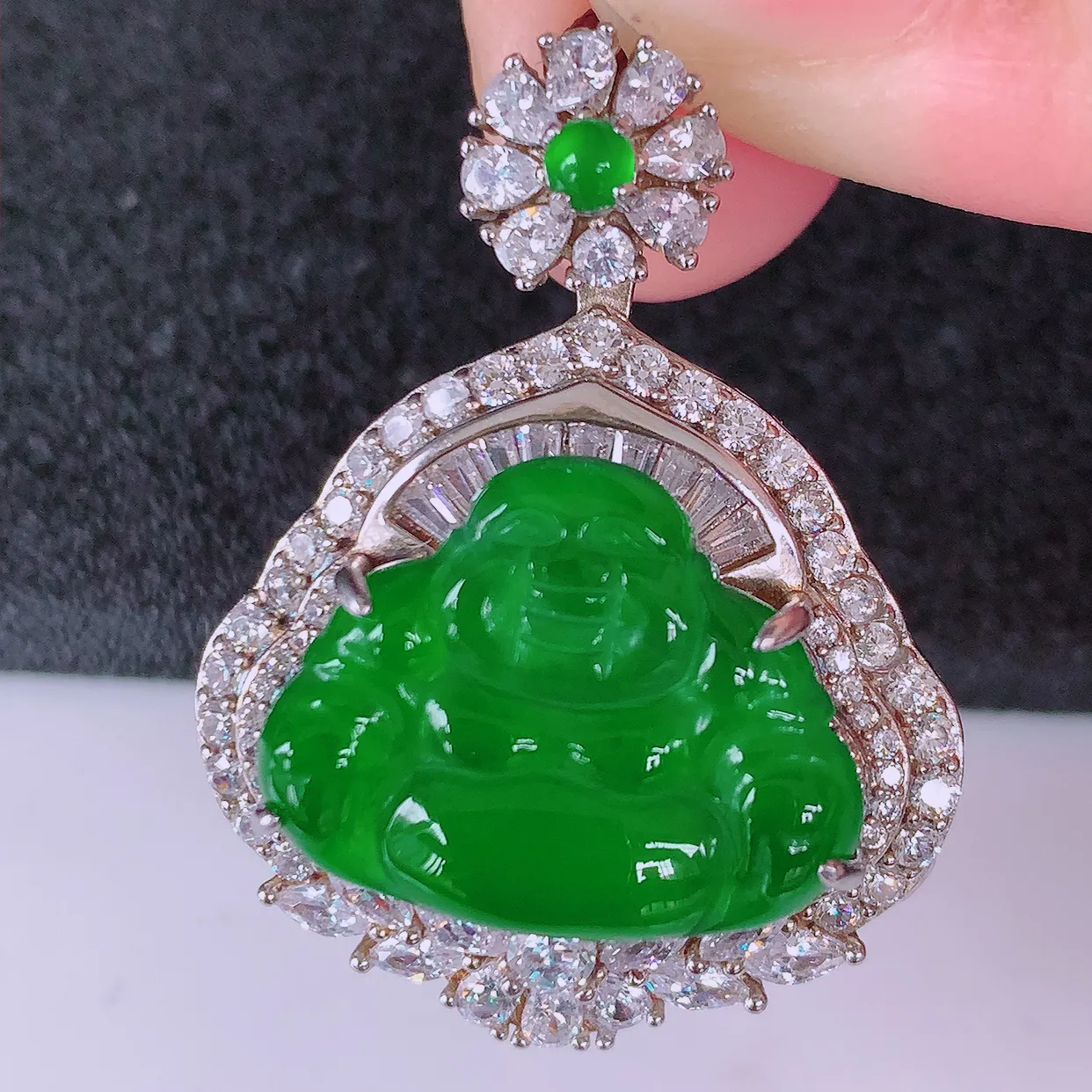 冰透满绿翡翠925银镶嵌佛公吊坠，自然光实拍，翠色灵动，颜色漂亮，种老水足，品相佳，佩戴佳品！#97.9整体34.2*26.5*13 裸石20*15.5