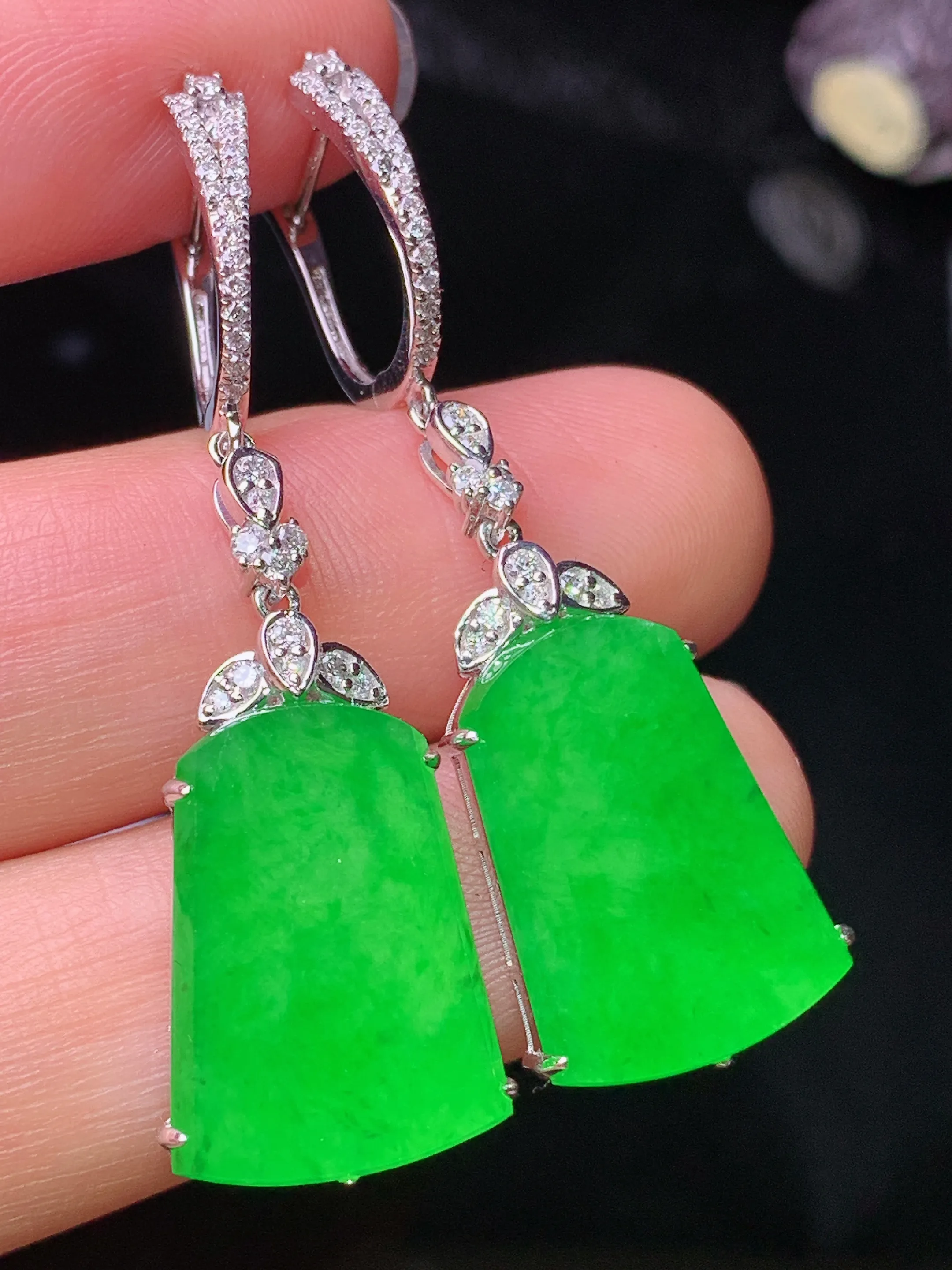 18k金钻镶嵌满绿无事牌耳坠 玉质细腻 水润亮眼 色泽艳丽 整体尺寸41*12.8*4.2