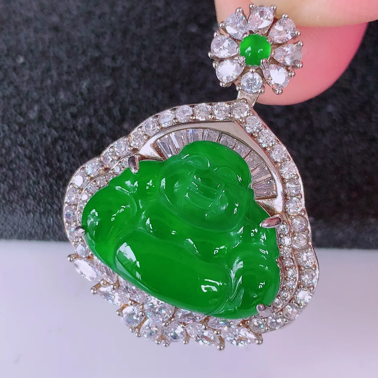 冰透满绿翡翠925银镶嵌佛公吊坠，自然光实拍，翠色灵动，颜色漂亮，种老水足，品相佳，佩戴佳品！#97