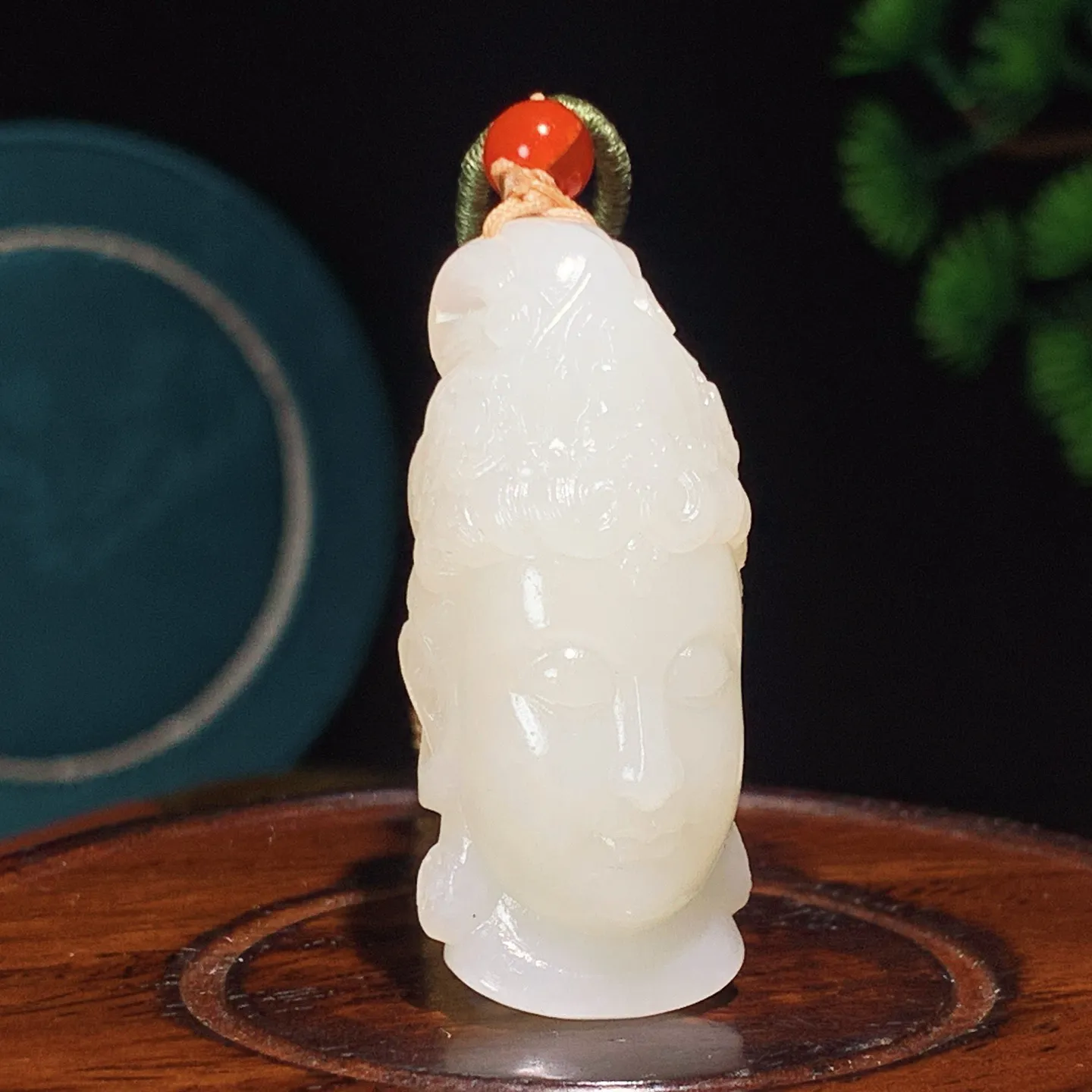 和田玉白玉观音头挂件。尺寸44/19/20重24克。玉质细腻油润。手推出油。佩戴高端典雅。lt251210