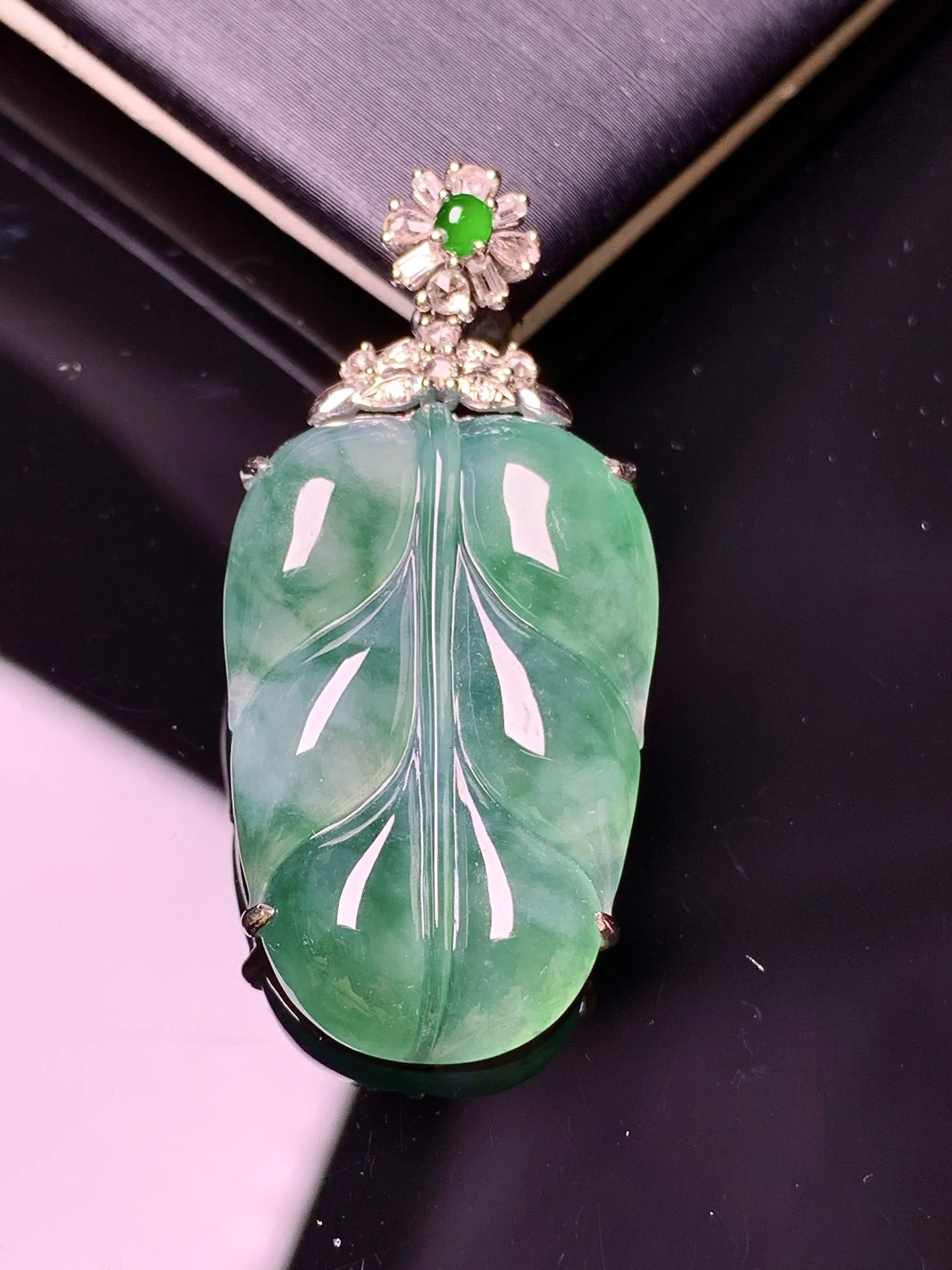 18k金钻镶嵌冰种飘绿树叶吊坠 玉质细腻 水润亮眼 色泽艳丽 整体尺寸37.6*17.8*5