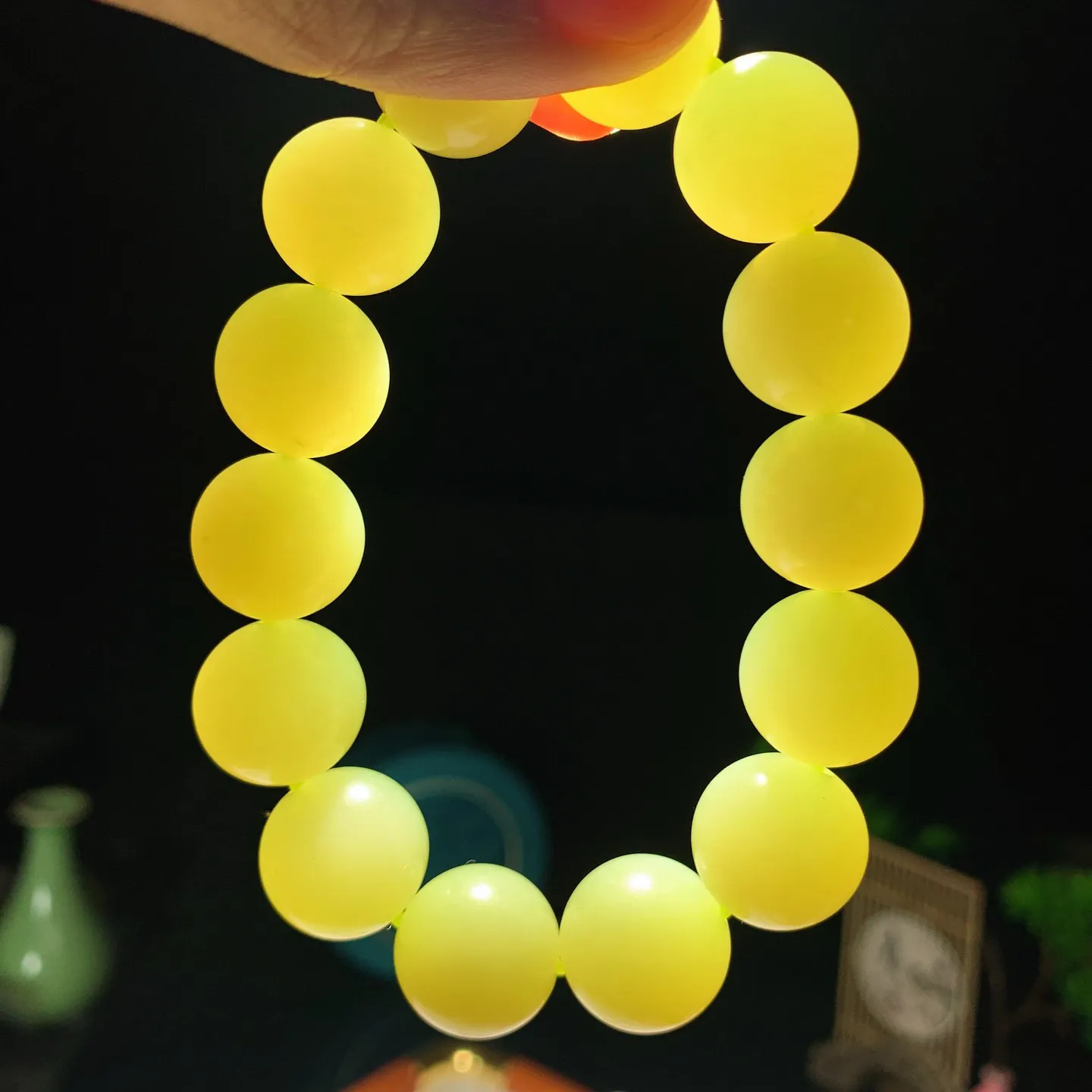 新疆和田玉若羌黄口料圆珠手串。单颗尺寸16！玉质细腻油润。手推出油。佩戴高端典雅。lt251210