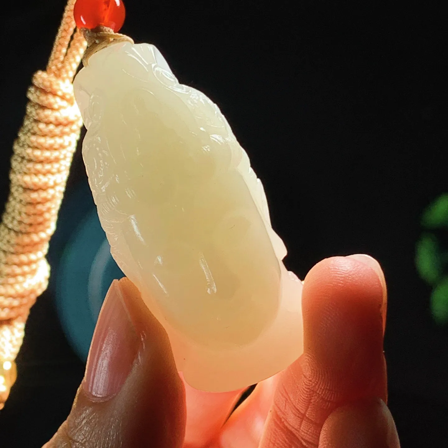 和田玉白玉观音头挂件。尺寸44/19/20重24克。玉质细腻油润。手推出油。佩戴高端典雅。lt251210