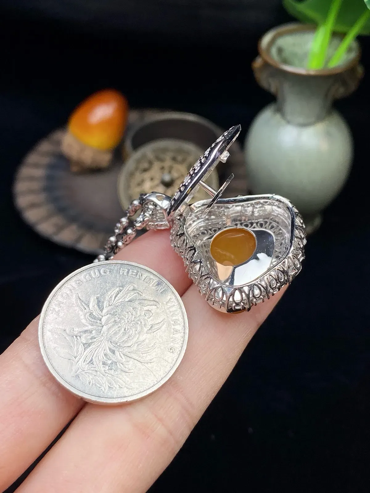 【冰种黄翡佛公】质地细腻，工艺很好，饱满圆润，笑口常开，18k金钻镶嵌，裸石尺寸18.8*25*2.8毫米