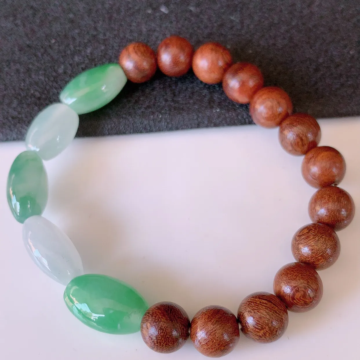 自然光实拍，冰种飘绿翡翠手串，路路通手链，种老水足，冰清玉润  颜色漂亮  #001.1取一尺寸13.8*9.5*7.2mm