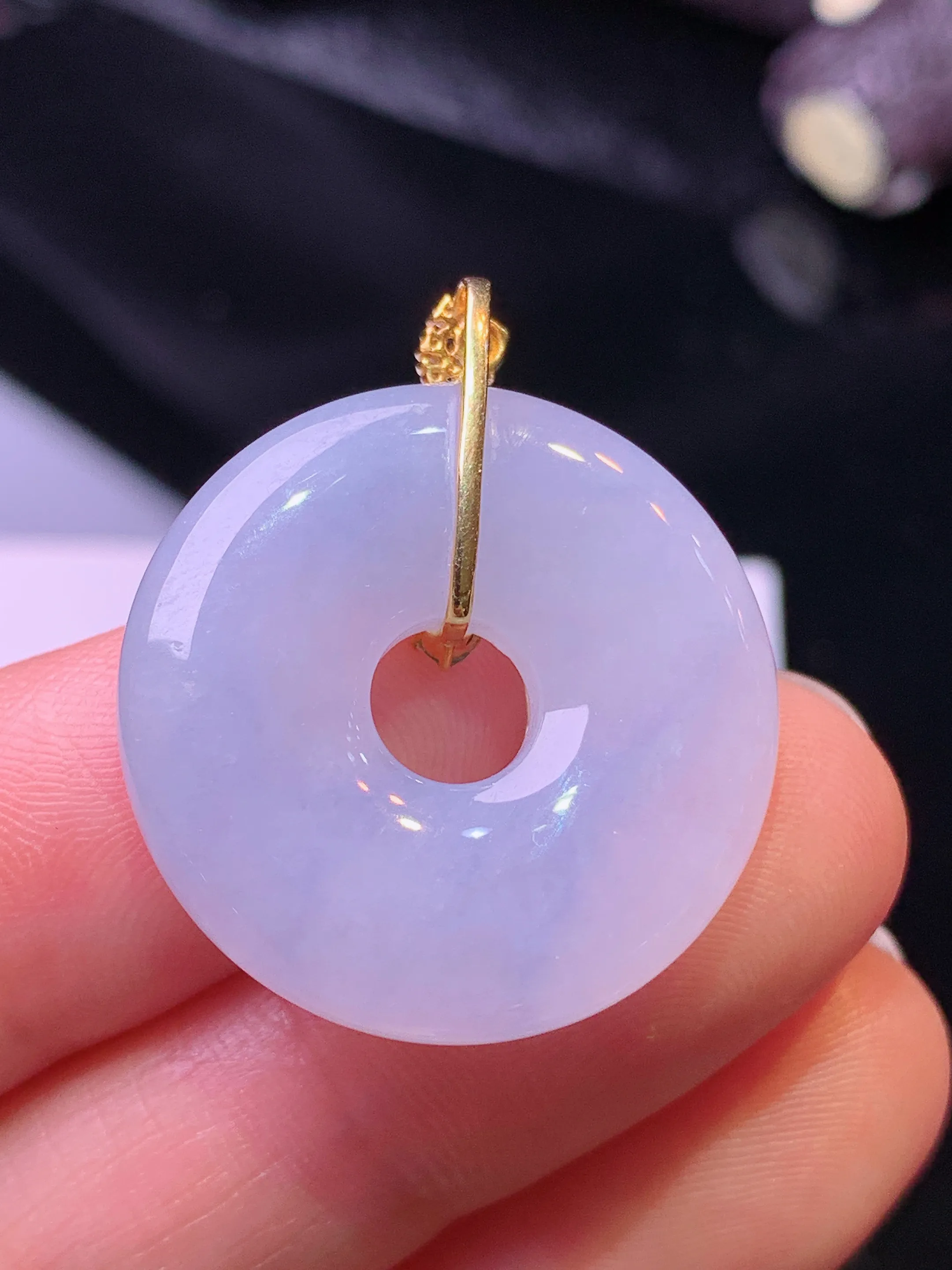 18k金钻镶嵌淡紫罗兰平安环吊坠 玉质细腻 水润亮眼 色泽艳丽 整体尺寸28.8*24.3*5.2