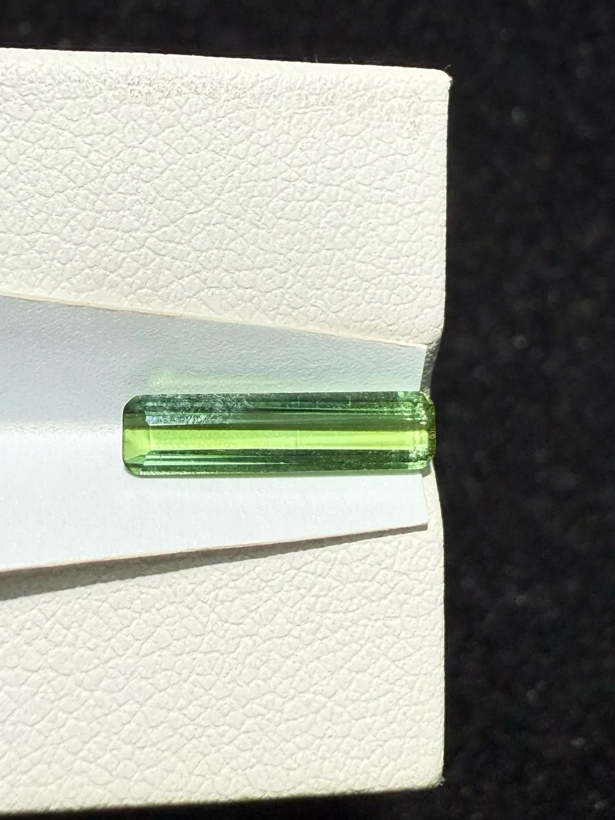 【高端珠宝】天然极美绿碧玺裸石
重量: 0.96ct  规格: 13.3*3.3*2.1毫米
精湛切工，满身火彩
台面大，实物更美，可以代镶嵌设计。