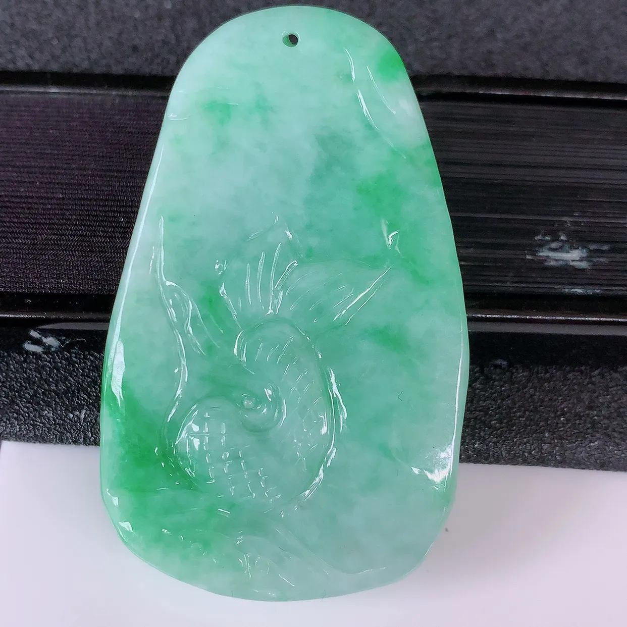 自然光实拍，精雕飘绿翡翠龙牌吊坠，龙行天下，雕工立体精湛，翡翠龙牌，种老水足，配戴霸气时尚，值得收藏!#05.9