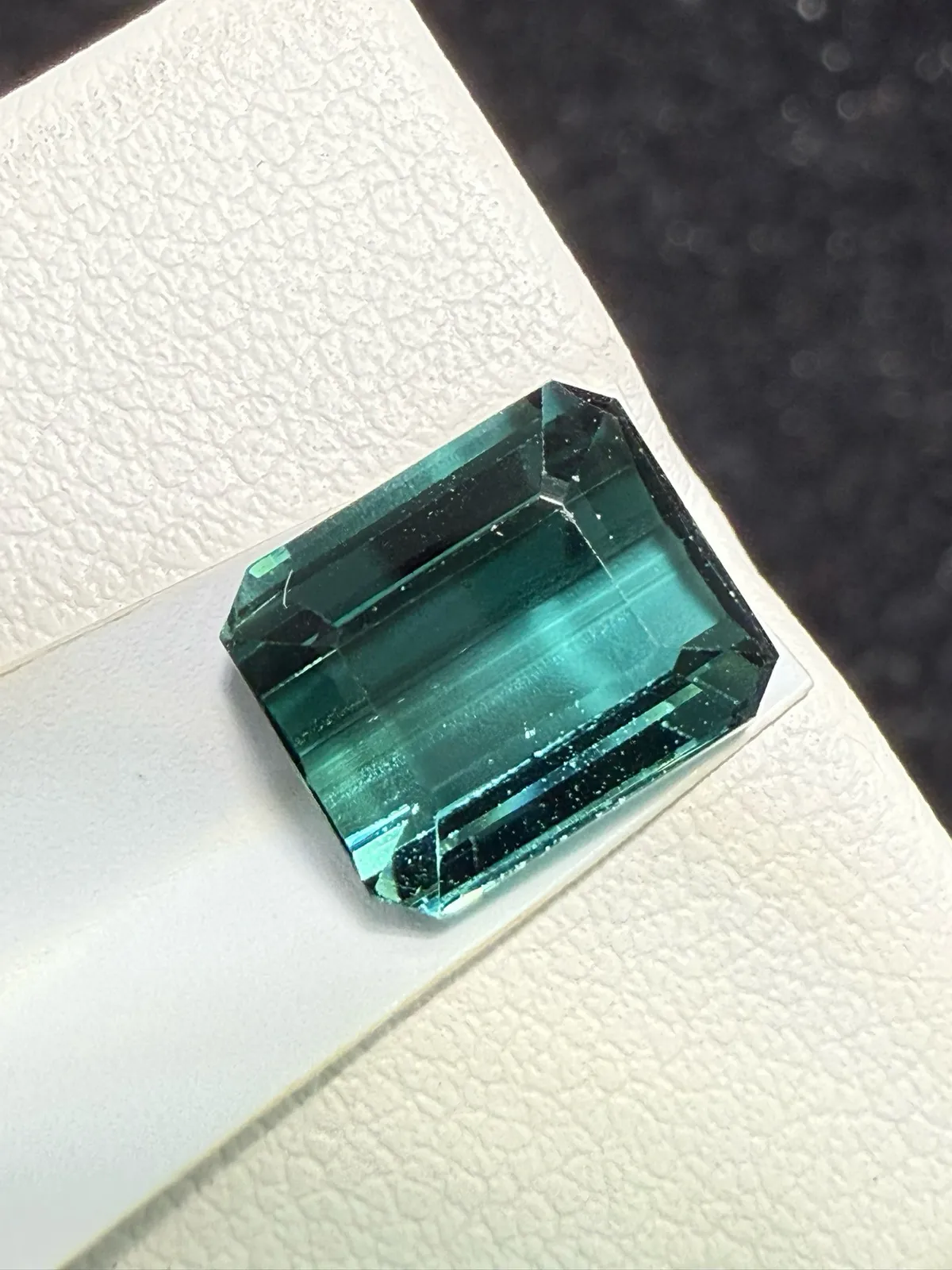 【高端珠宝】天然极美蓝碧玺裸石
重量: 3.565ct  规格: 9.2*7.8*5.2毫米
精湛切
