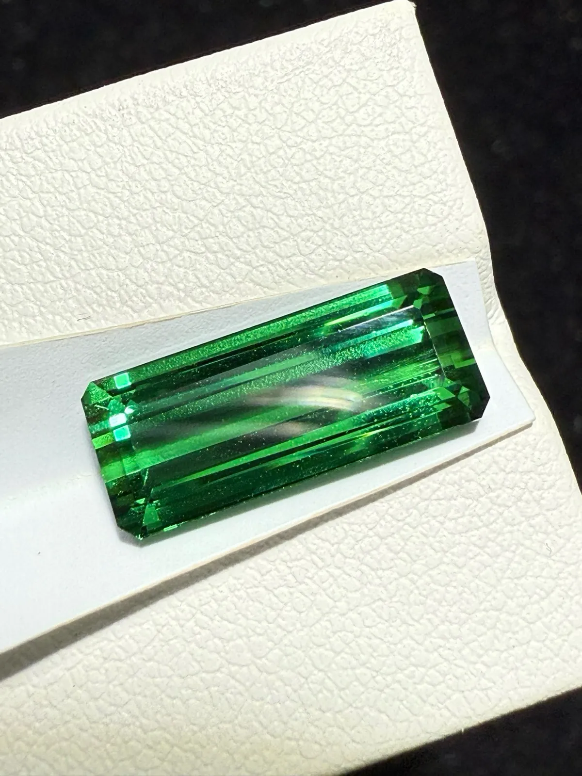 【高端珠宝】天然极美绿碧玺裸石
重量: 5.41ct  规格: 16.1*6.8*5毫米
精湛切工，满身火彩
台面大，实物更美，可以代镶嵌设计。