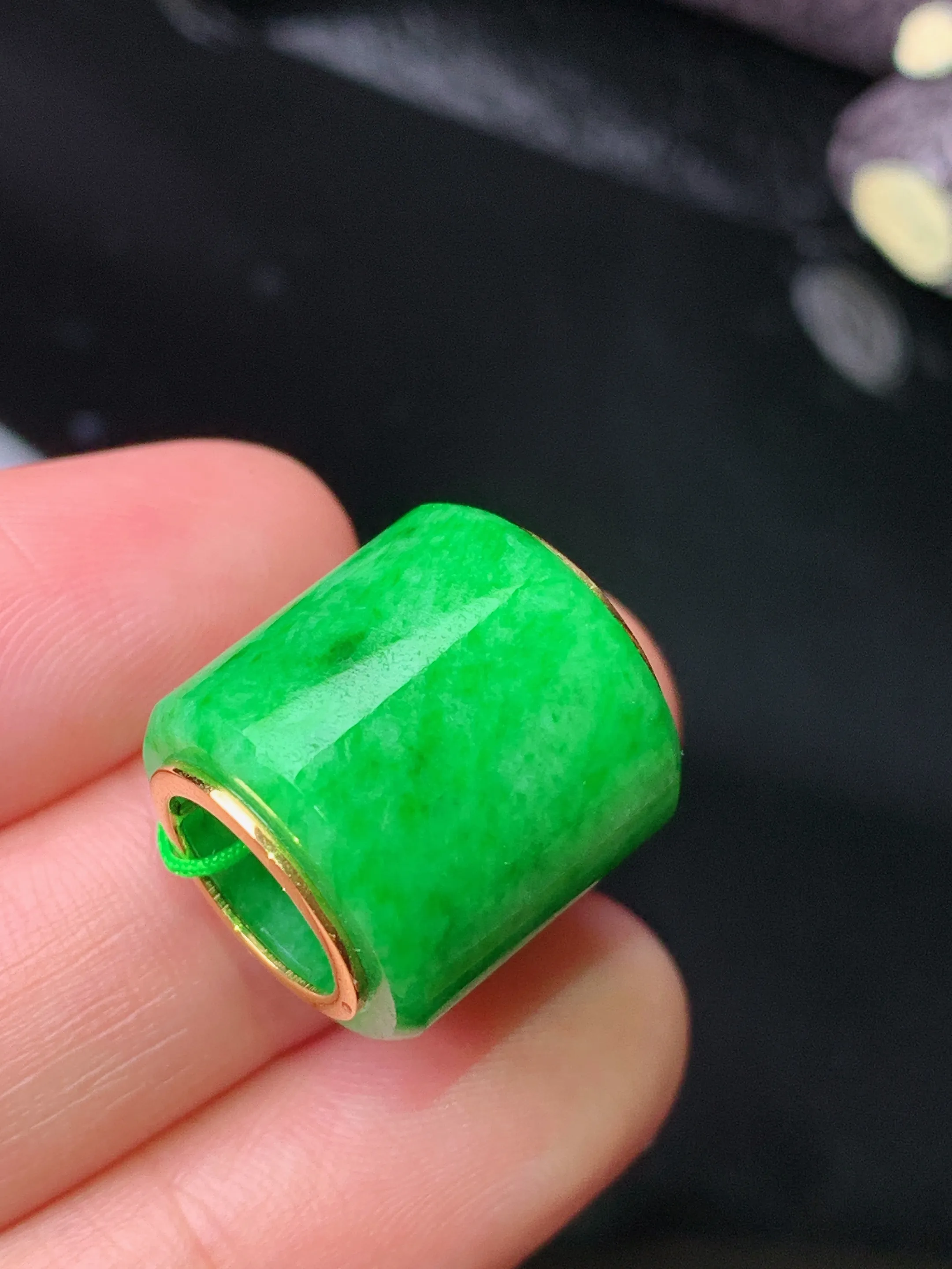 阳绿路路通吊坠，18k金镶嵌，冰润色阳，种老水足，Xu 尺寸16.2*15.5