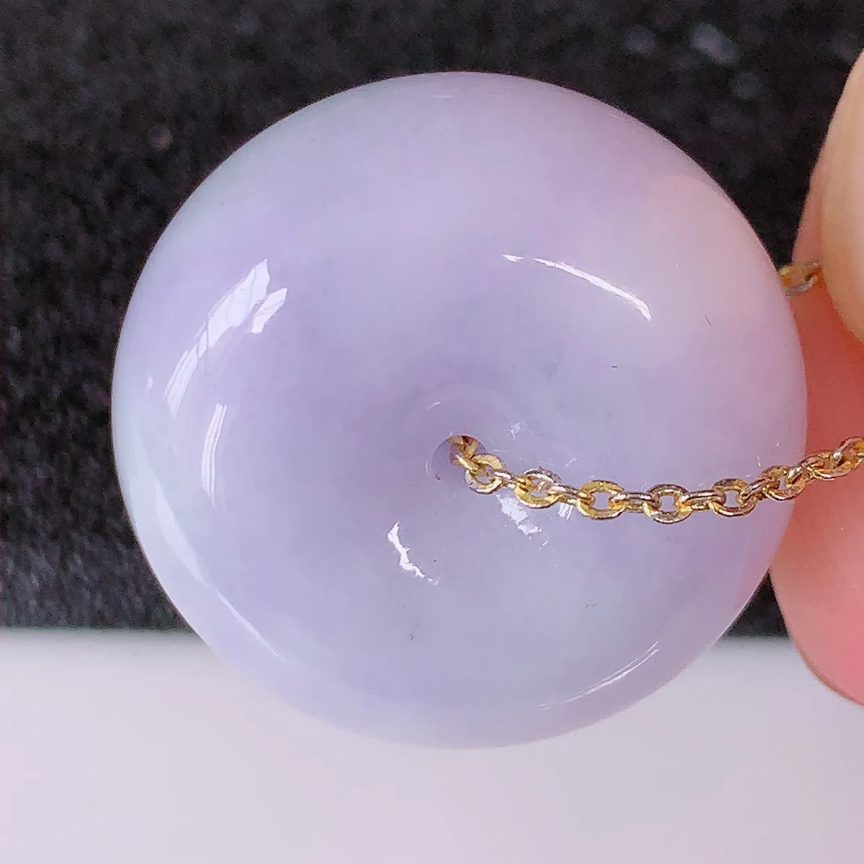 自然光实拍，冰润紫罗兰翡翠平安扣吊坠，形体饱满圆润，平安扣肥嘟嘟的，平平安安，种水很好，配戴精美！#